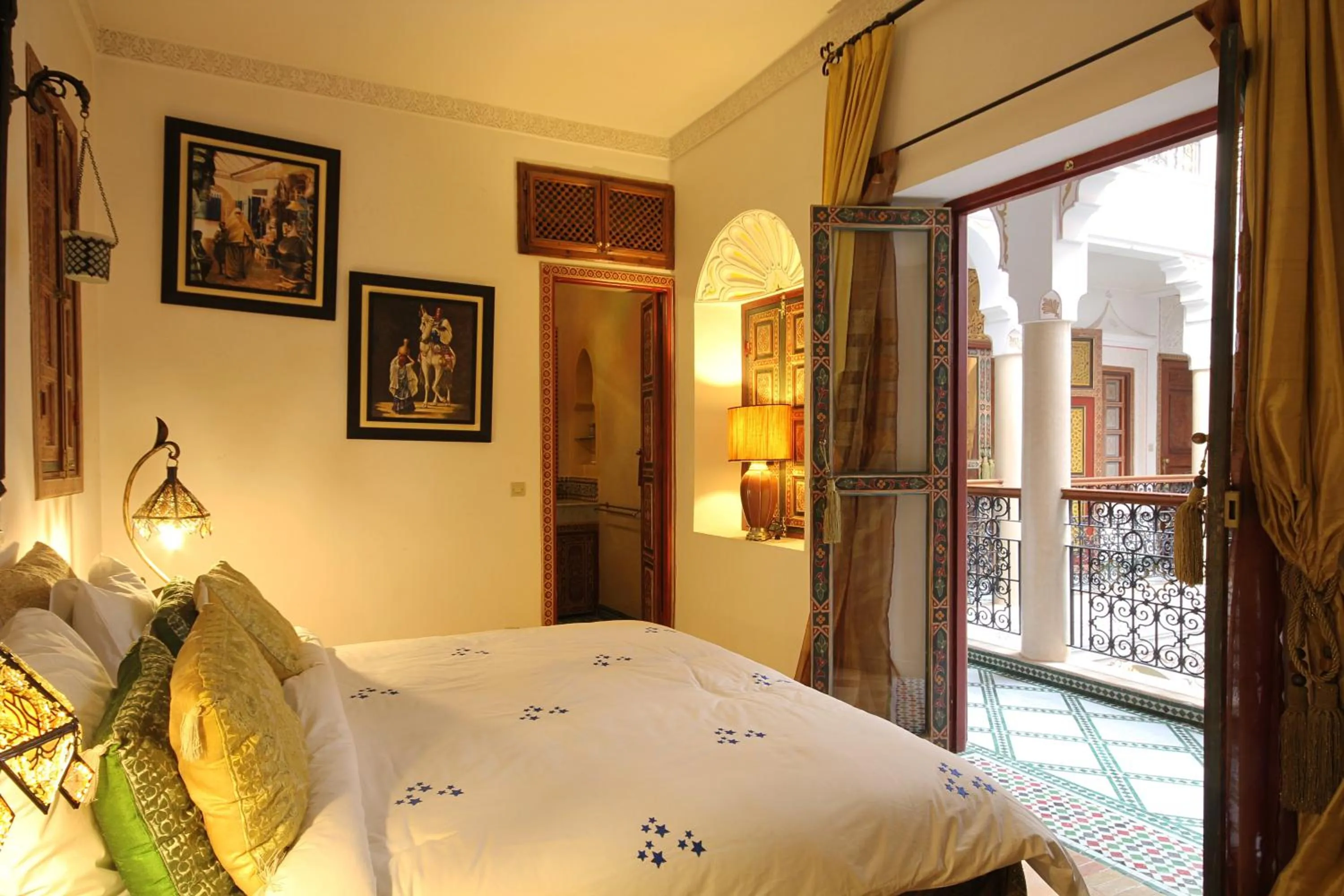Bed in Riad Esmeralda