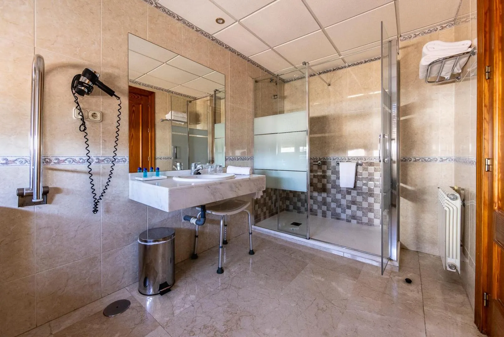 Shower in Hotel Sacromonte