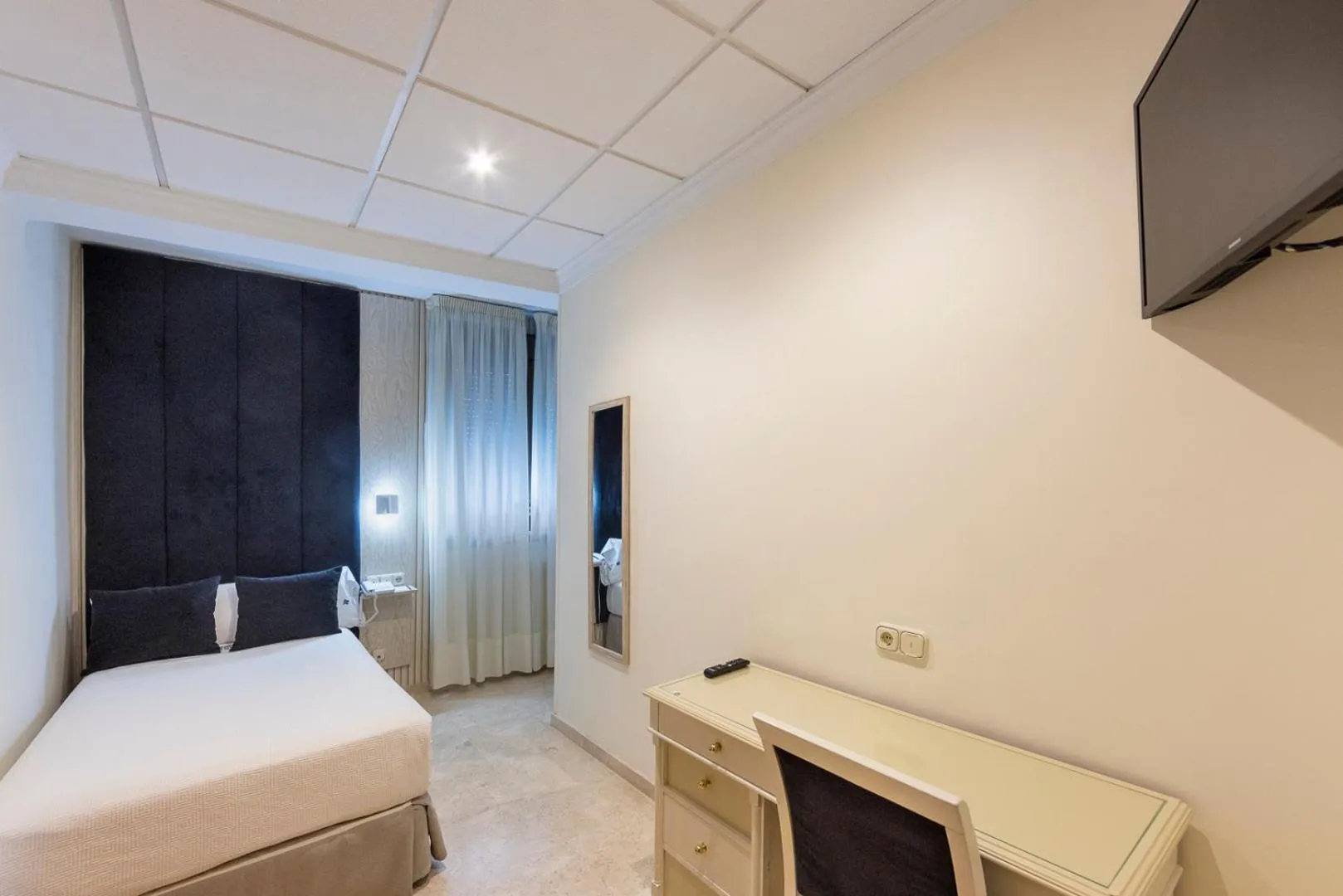 Bed in Hotel Sacromonte