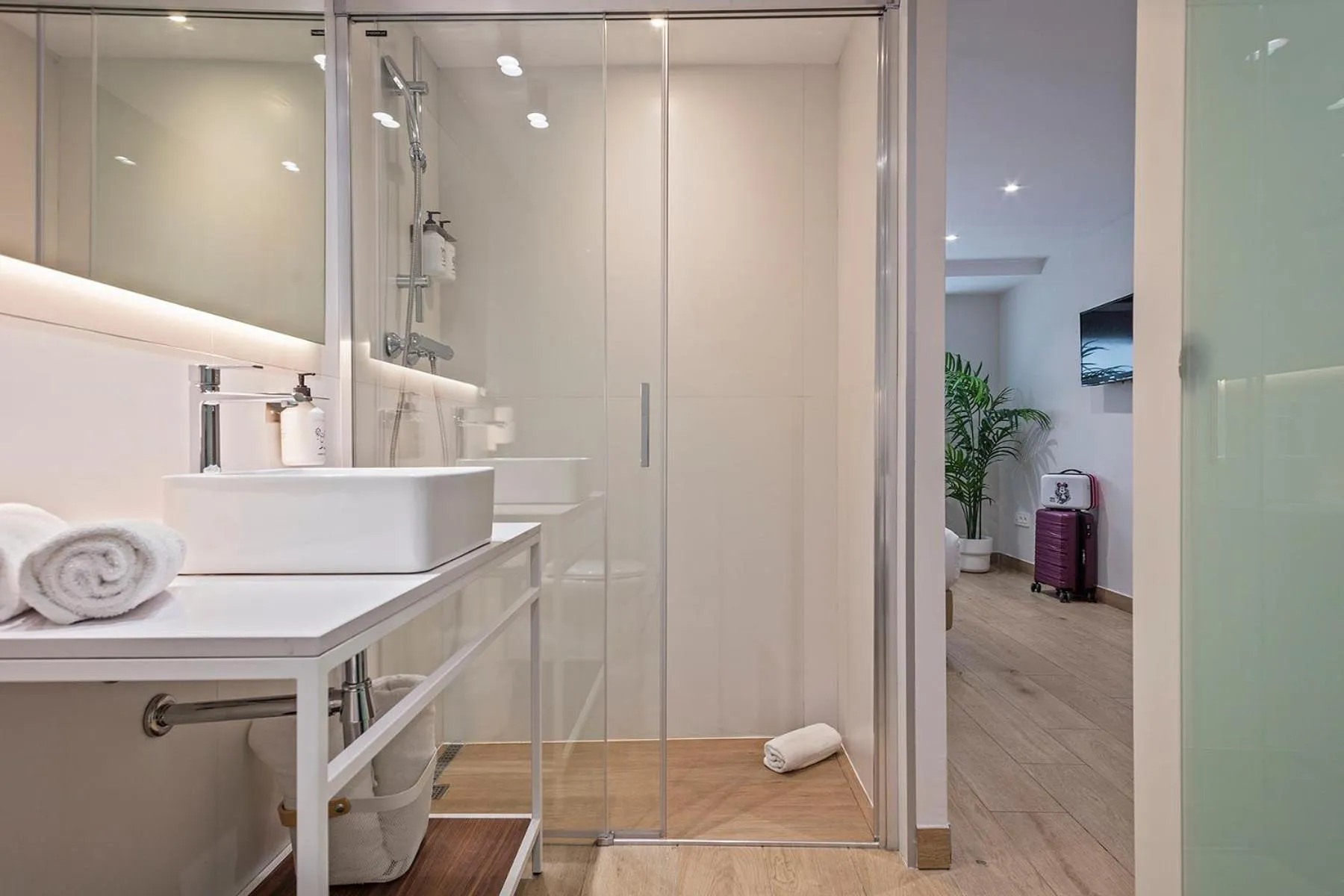 Shower in Aparthotel Bcn Montjuic