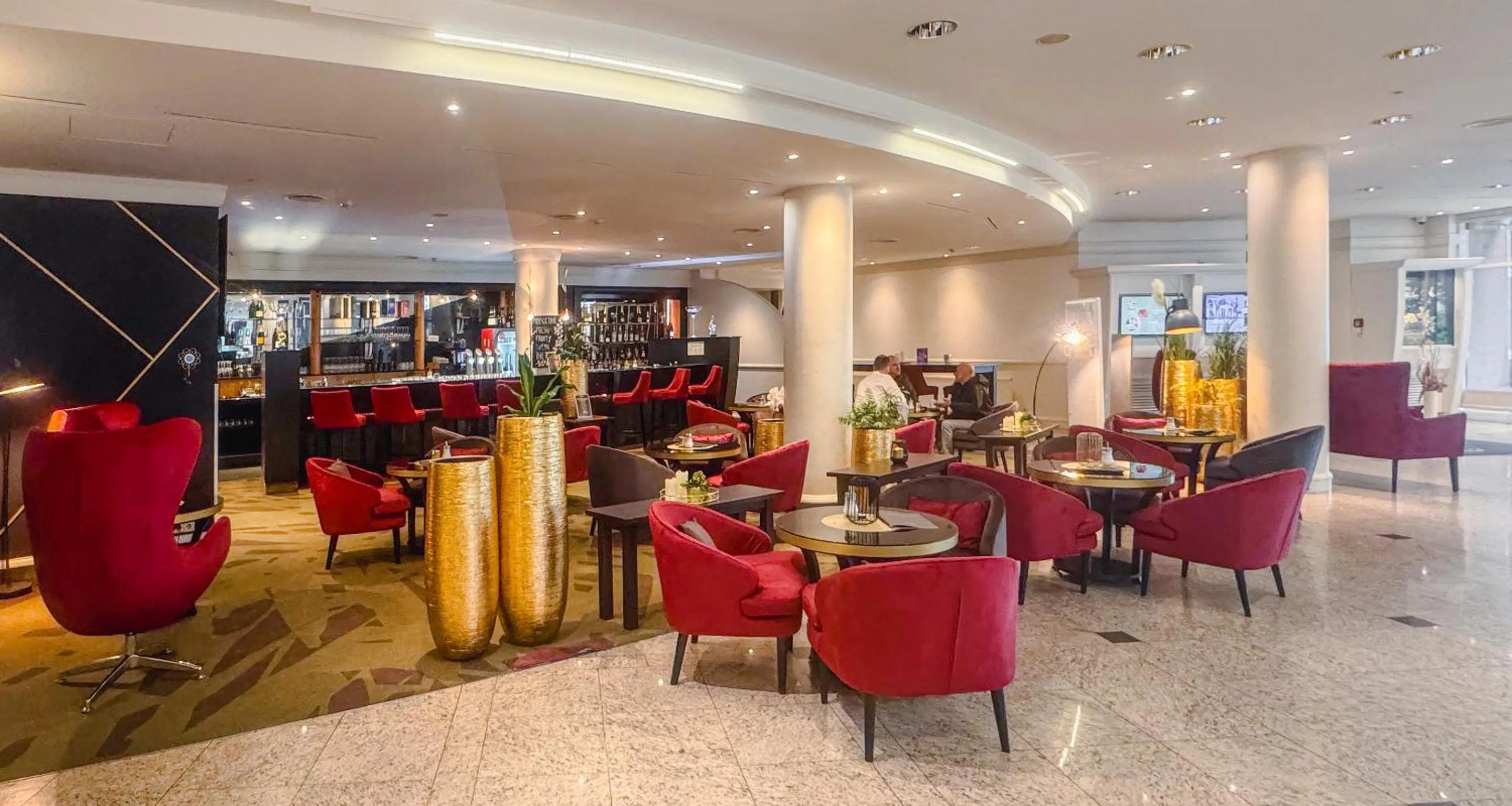 Lounge or bar in PLAZA Premium Wien