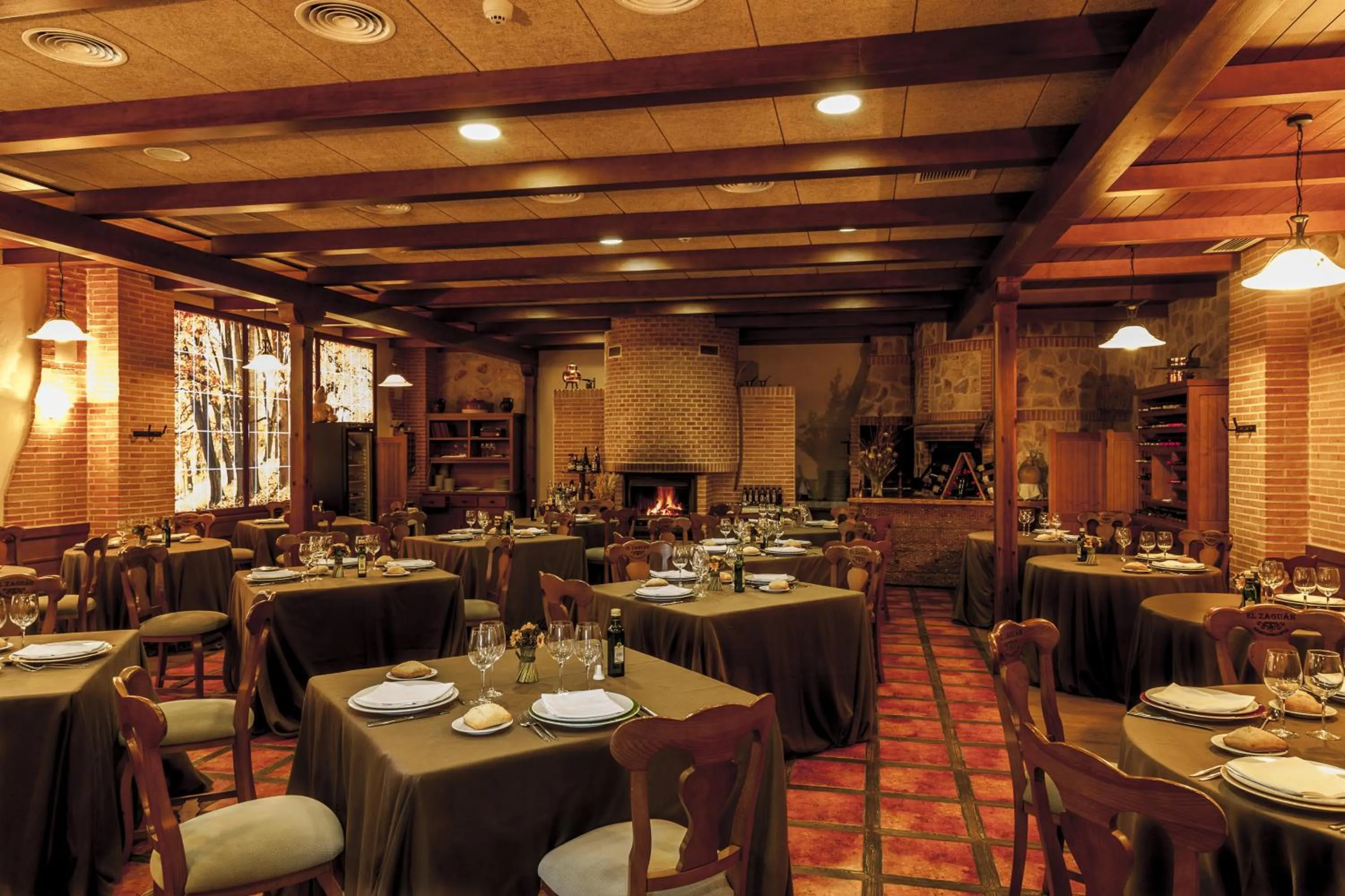 Restaurant/places to eat in Hotel Comendador