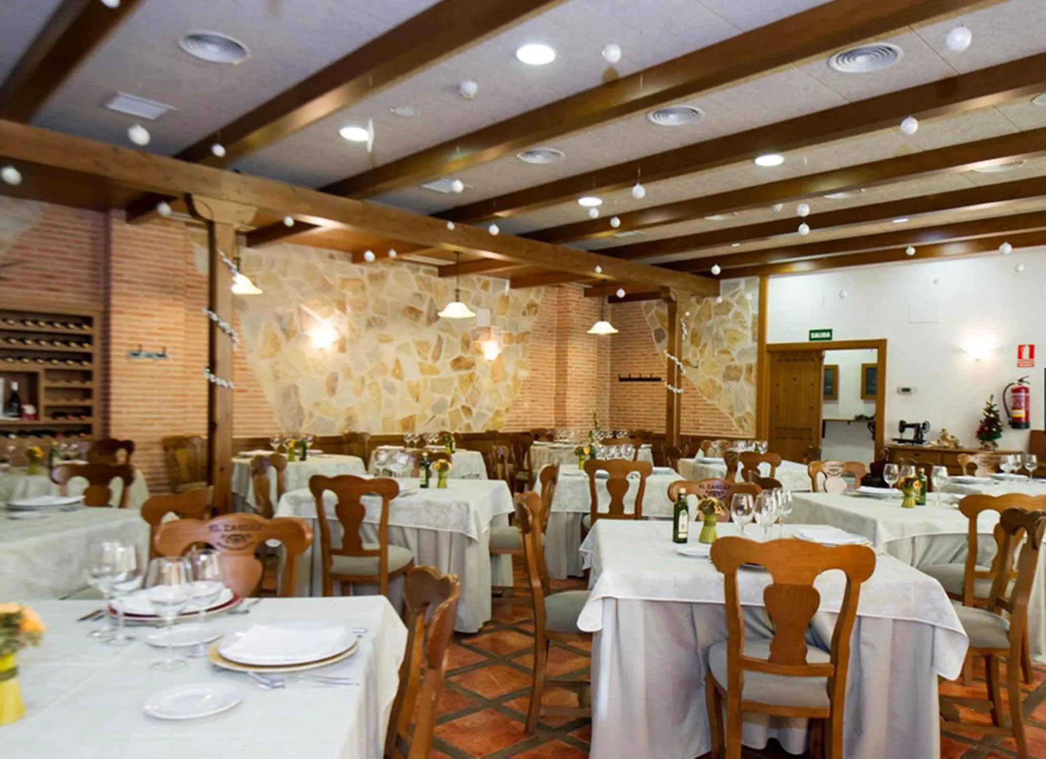 Restaurant/places to eat in Hotel Comendador