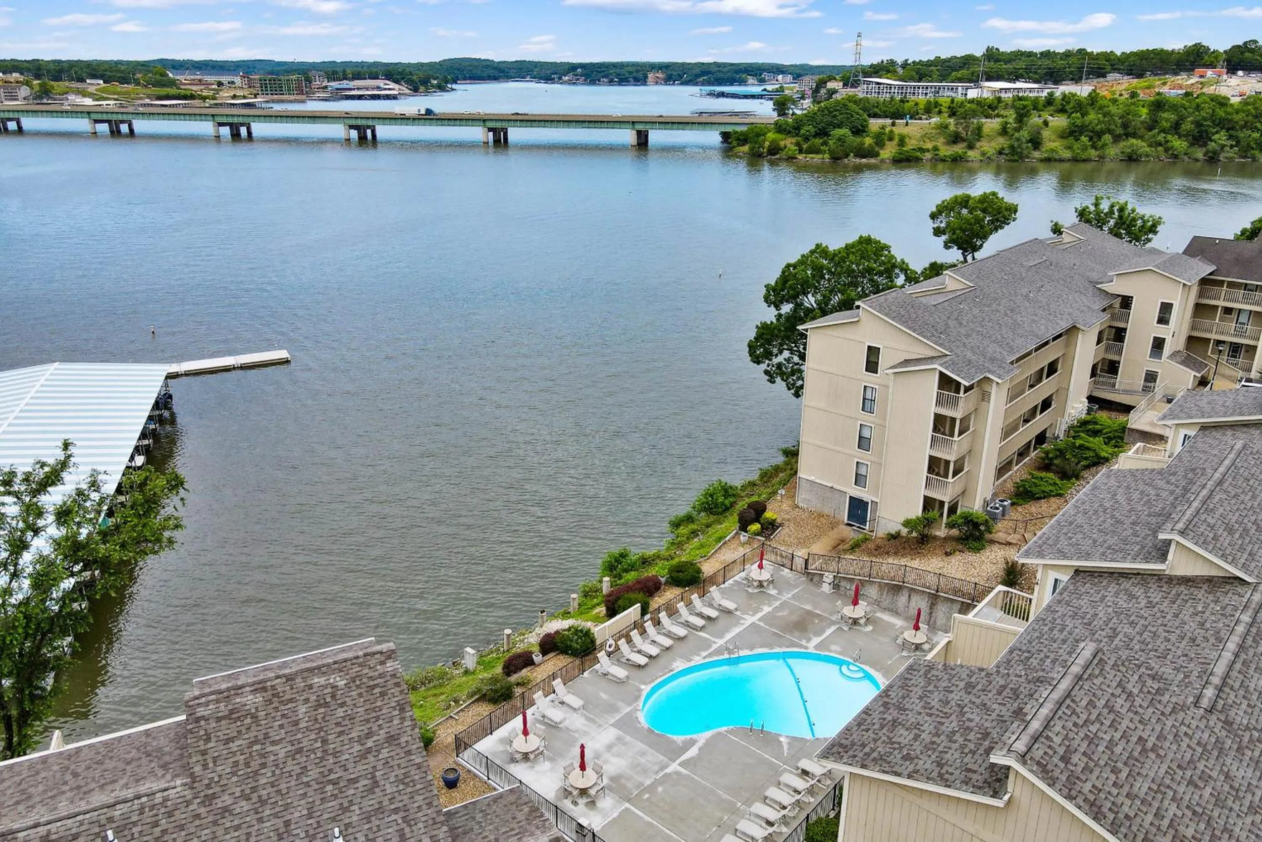 Property building in Beautiful Lakefront 3br Private Condo