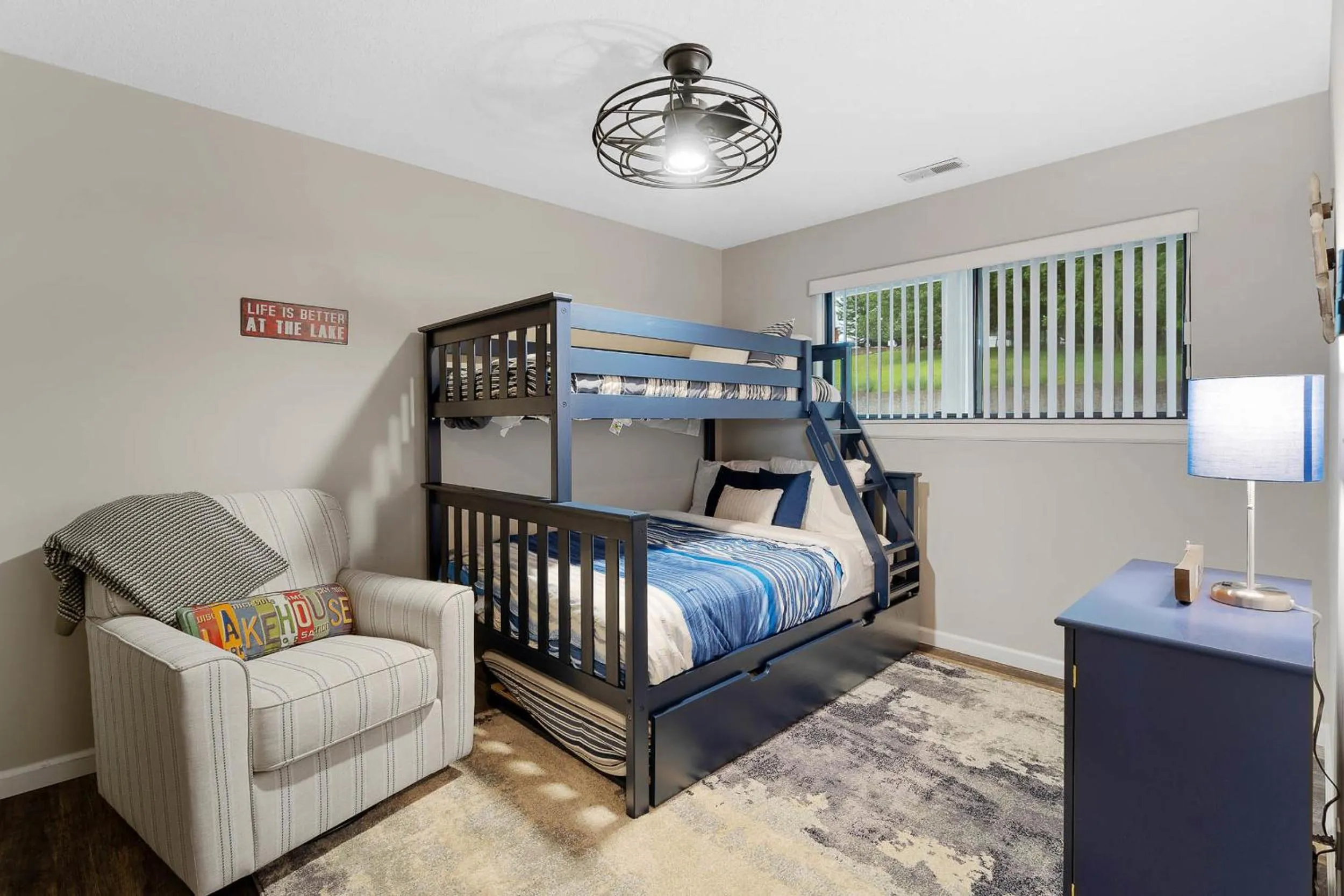 Bed in Beautiful Lakefront 3br Private Condo