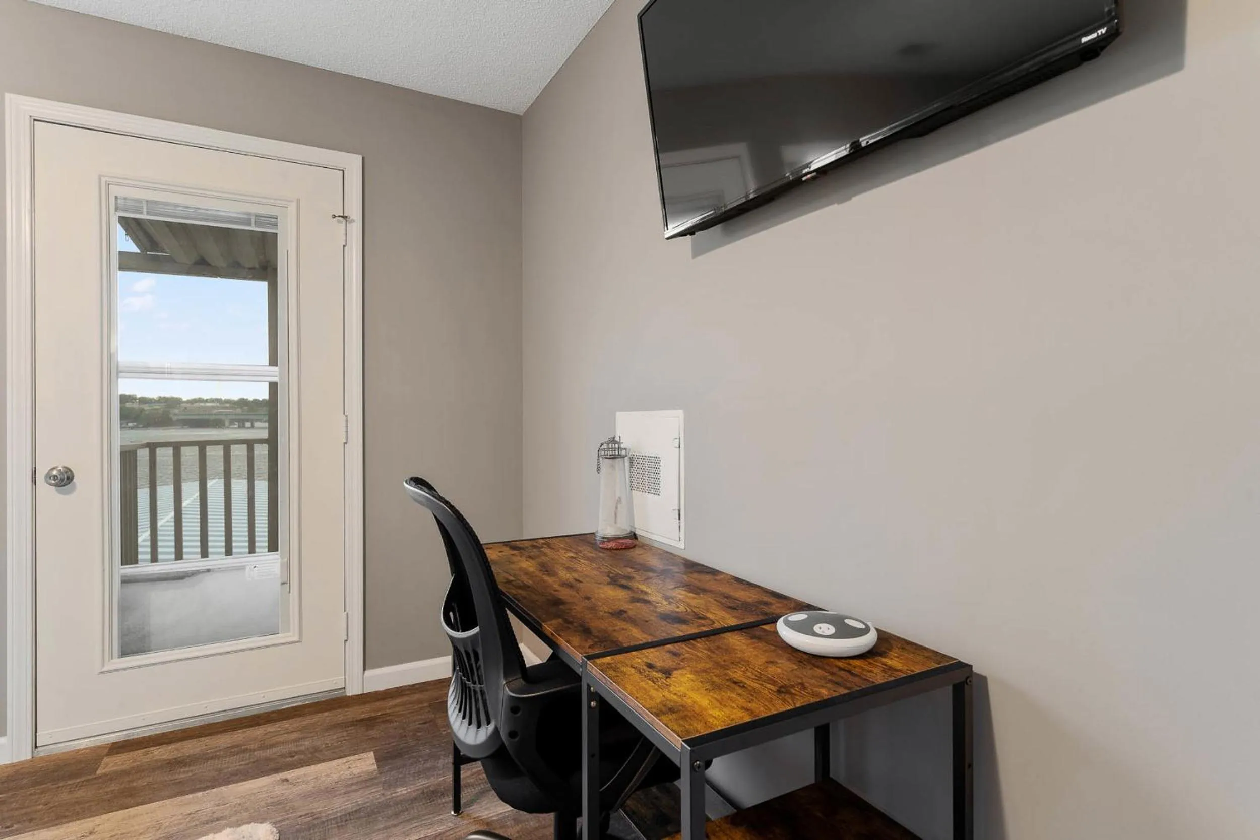 TV and multimedia in Beautiful Lakefront 3br Private Condo