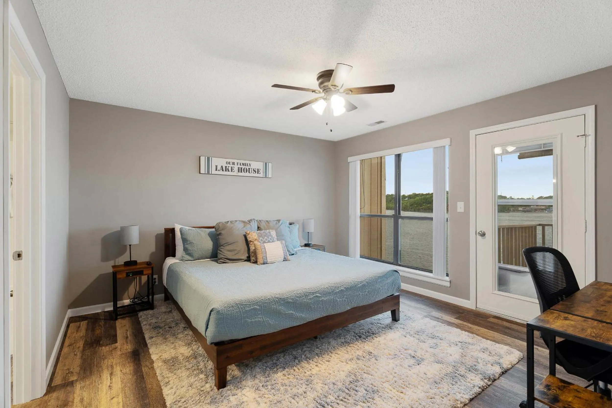 Bed in Beautiful Lakefront 3br Private Condo
