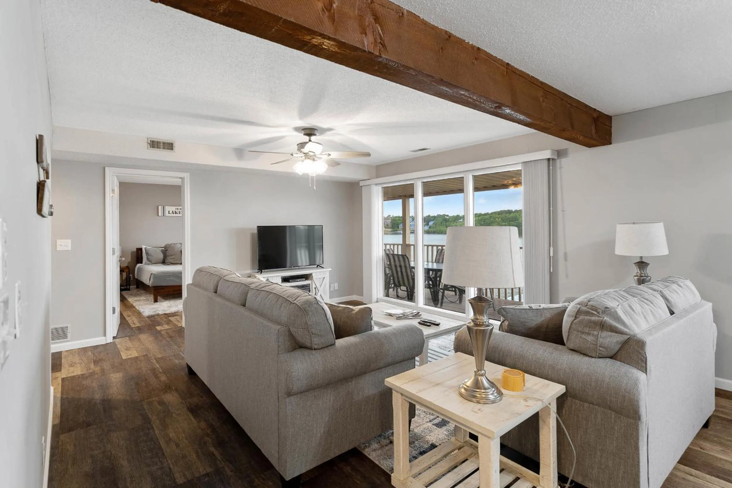 TV and multimedia in Beautiful Lakefront 3br Private Condo