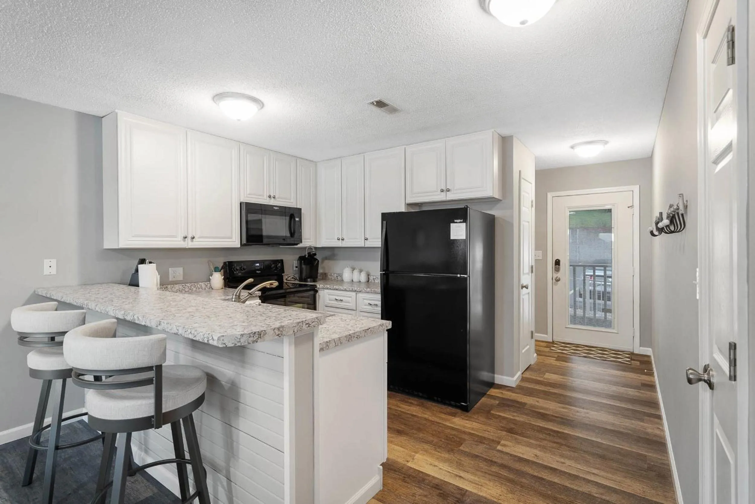 Kitchen or kitchenette in Beautiful Lakefront 3br Private Condo