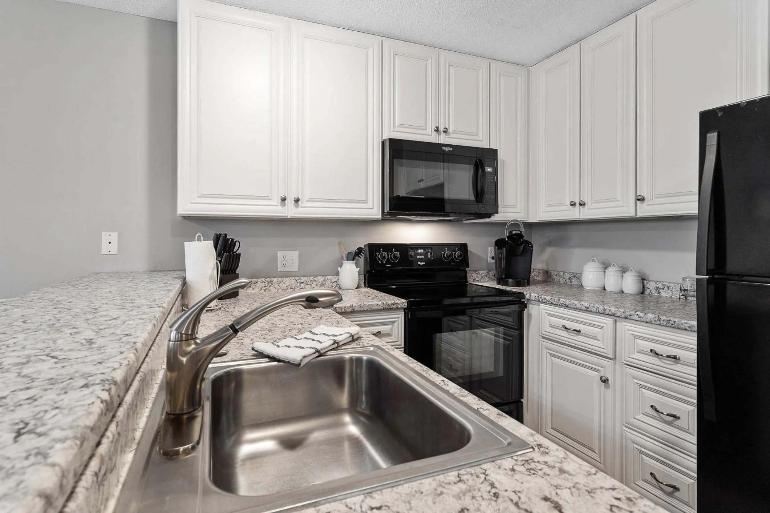 Kitchen or kitchenette in Beautiful Lakefront 3br Private Condo