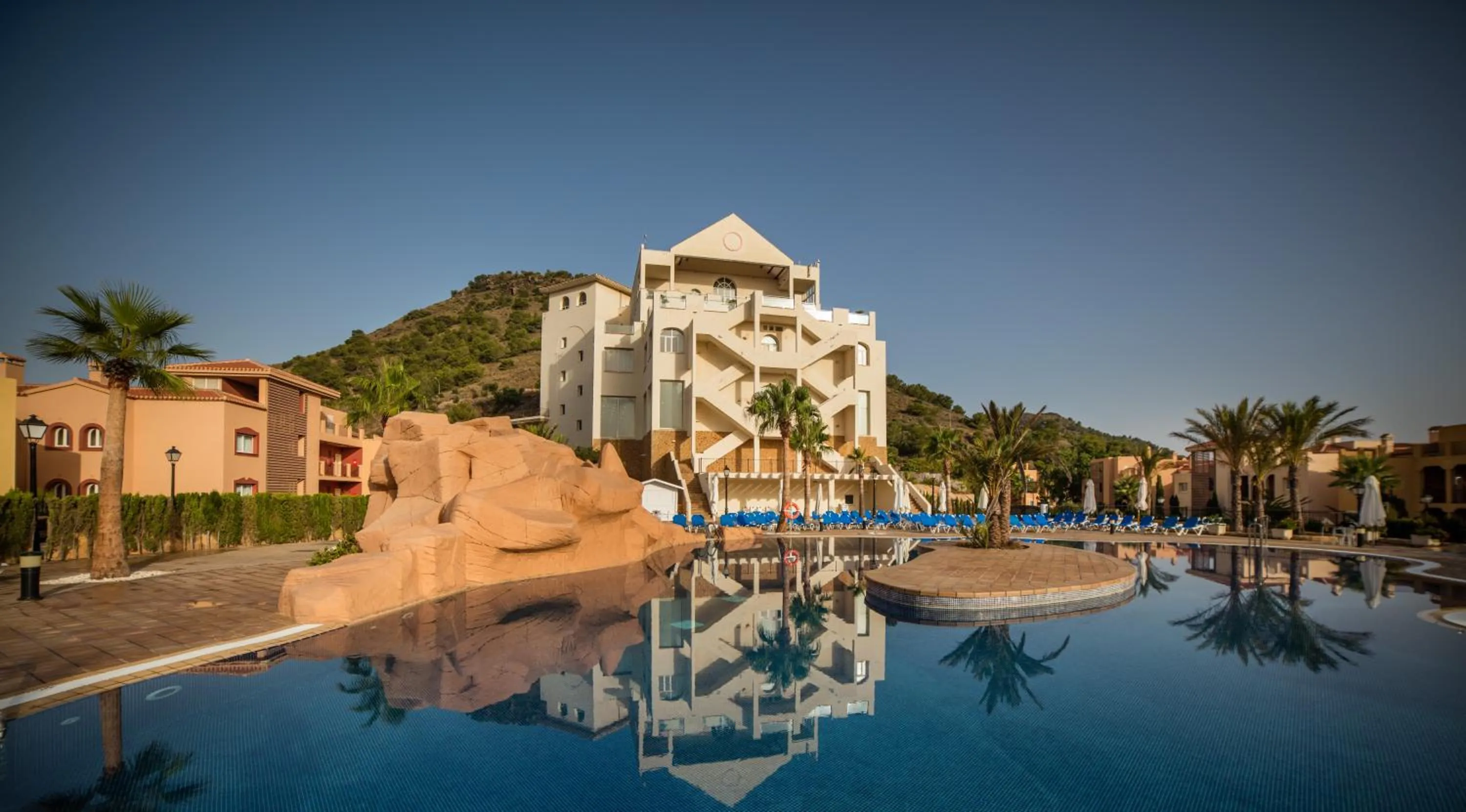 Swimming pool in Ona Lomas Village - La Manga Club