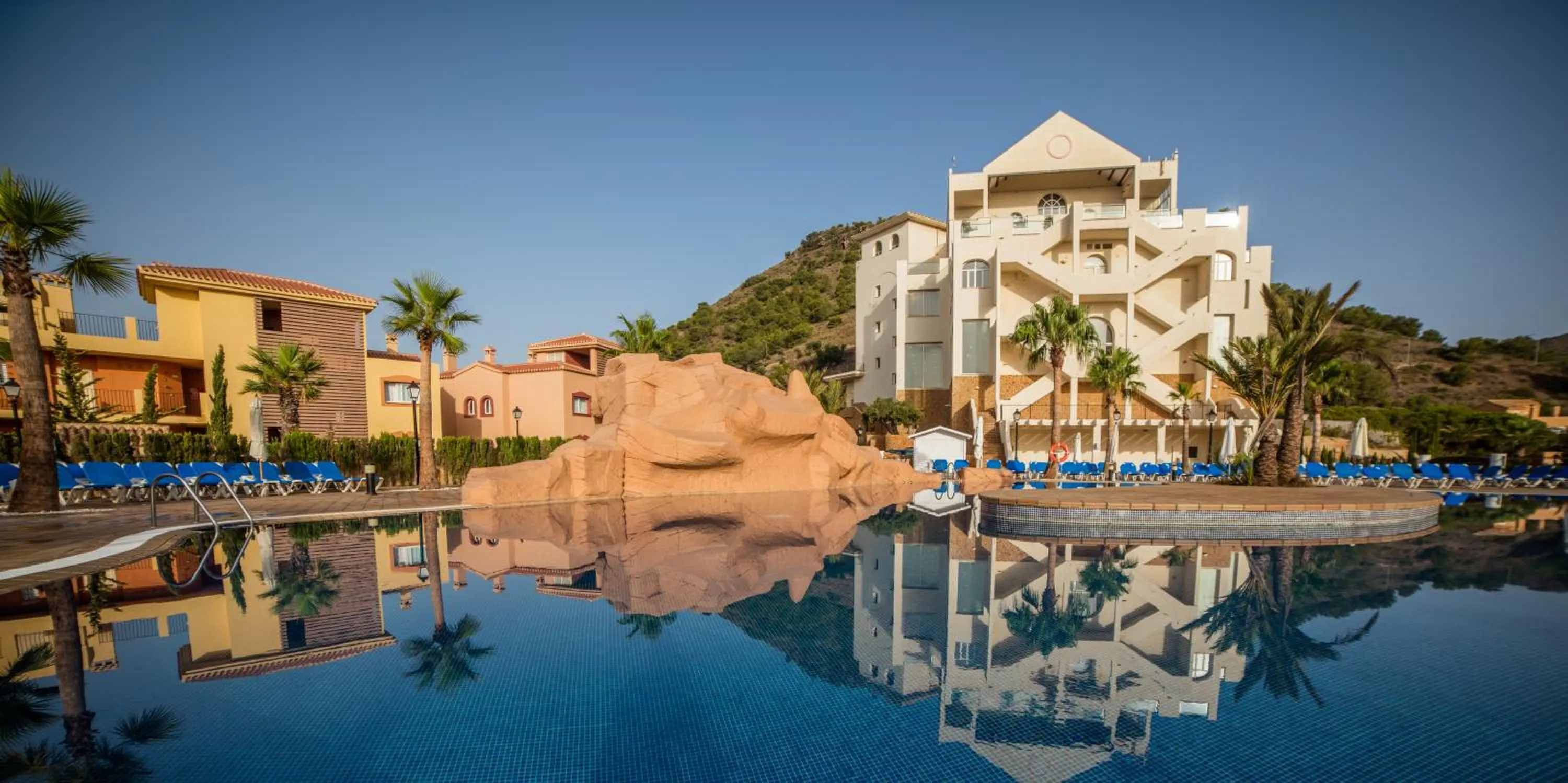 Swimming pool in Ona Lomas Village - La Manga Club