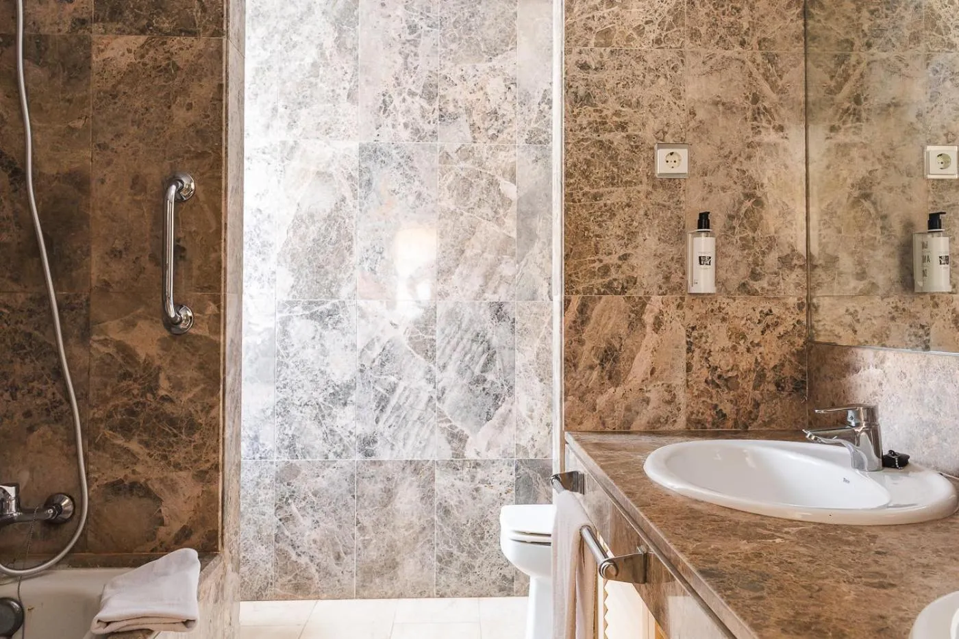 Bathroom in Ona Lomas Village - La Manga Club