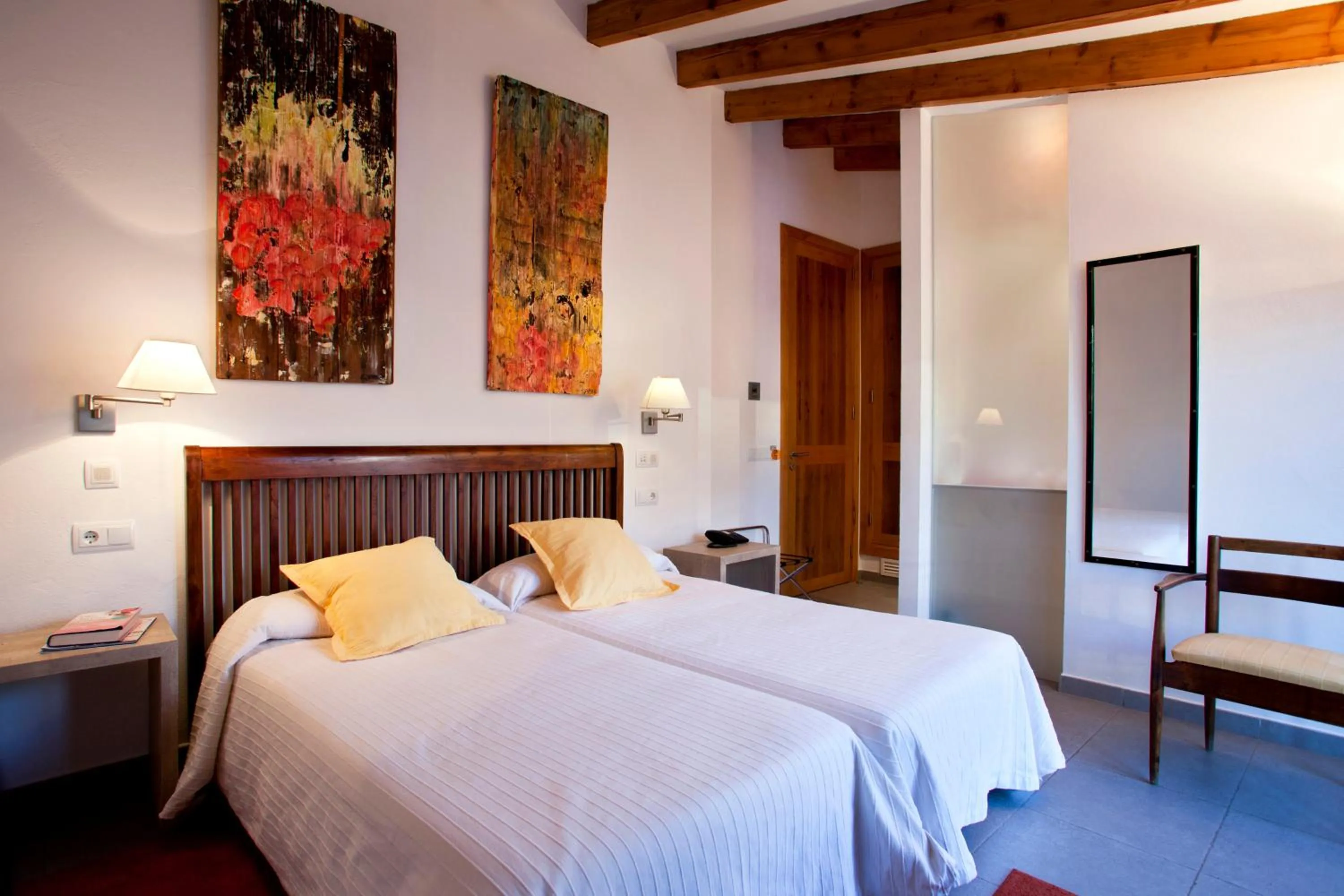Photo of the whole room, Bed in L'Hostal Pollenca - Turisme Interior