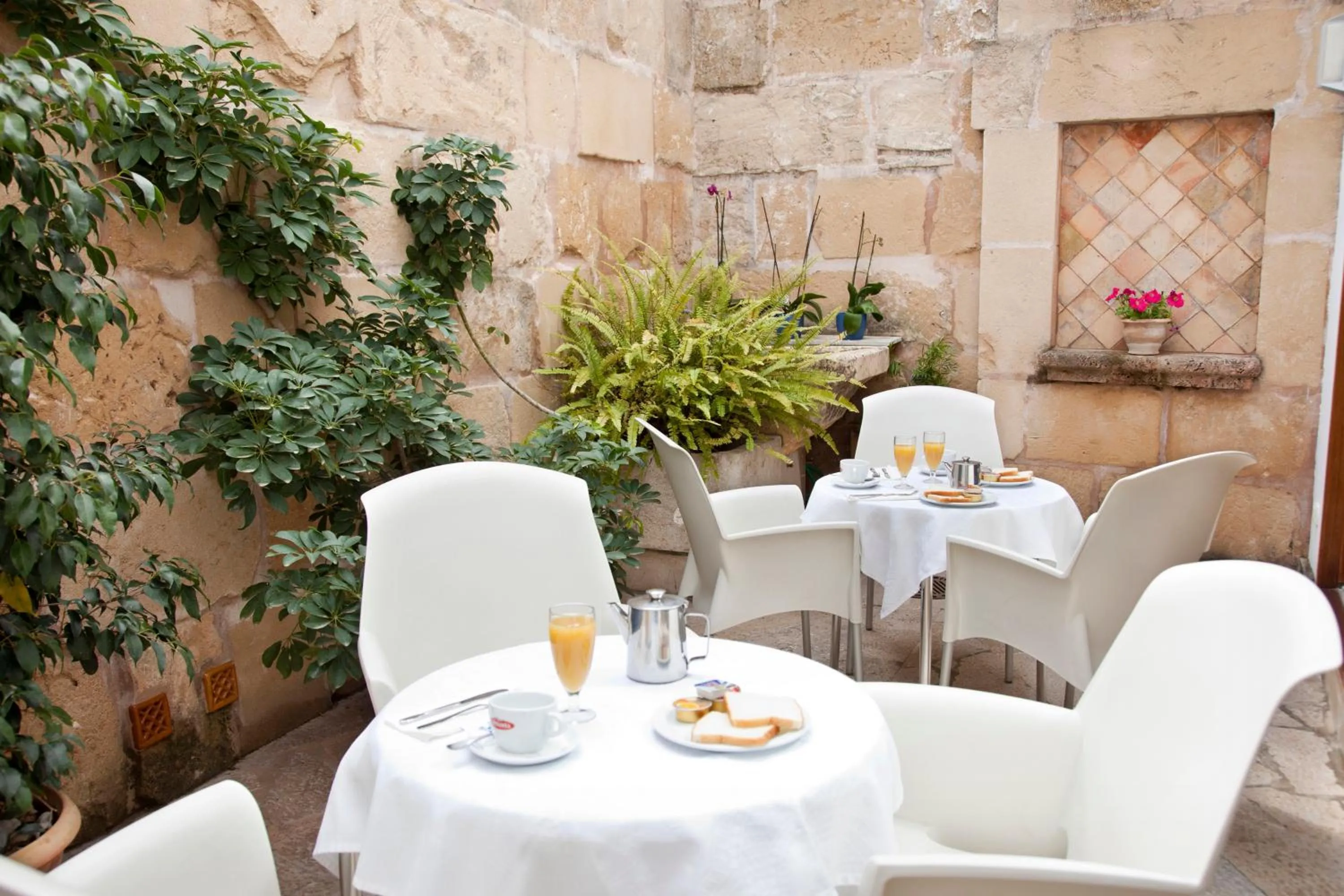 Patio, Restaurant/Places to Eat in L'Hostal Pollenca - Turisme Interior