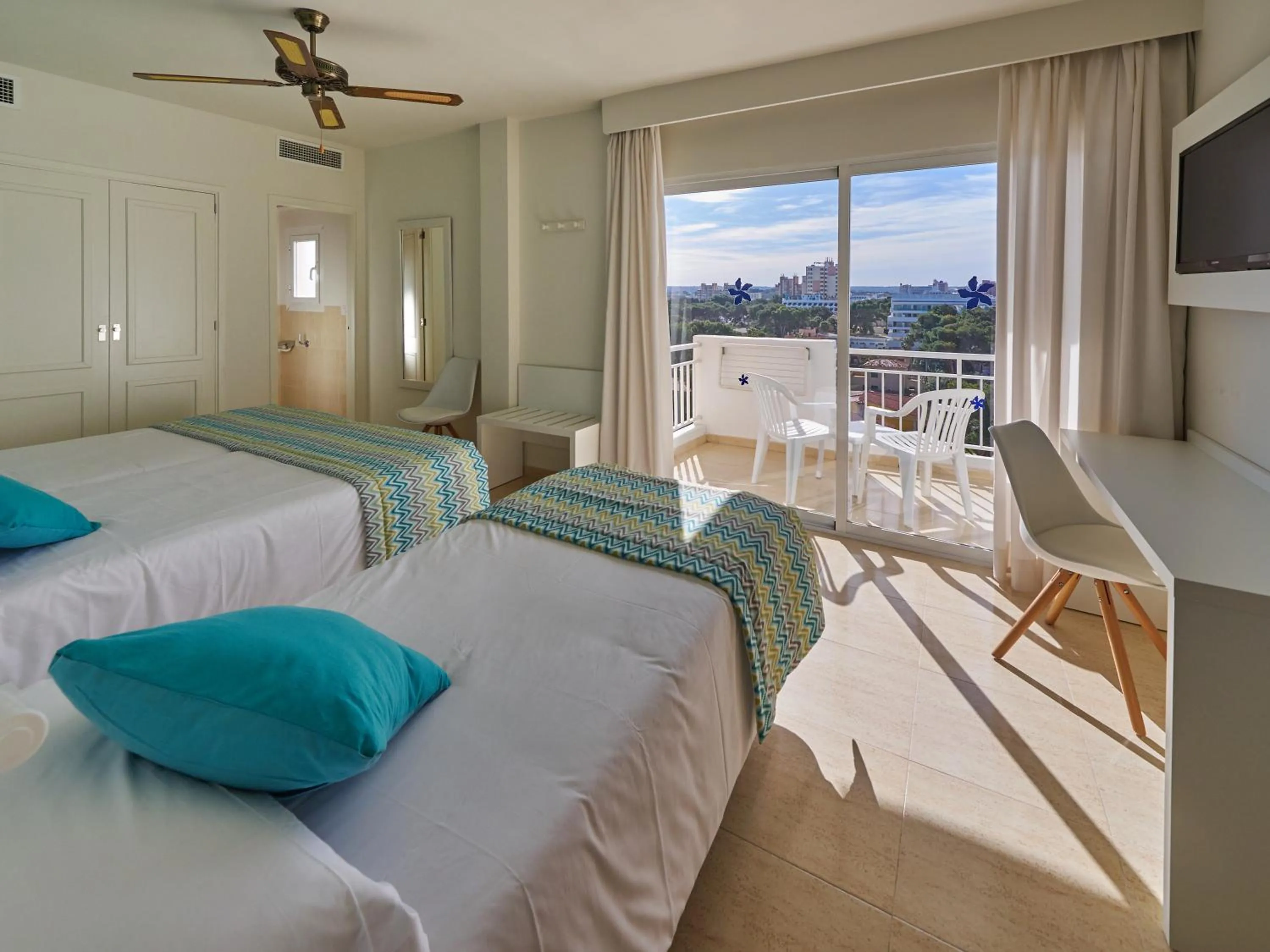 Bedroom, Bed in Oleander