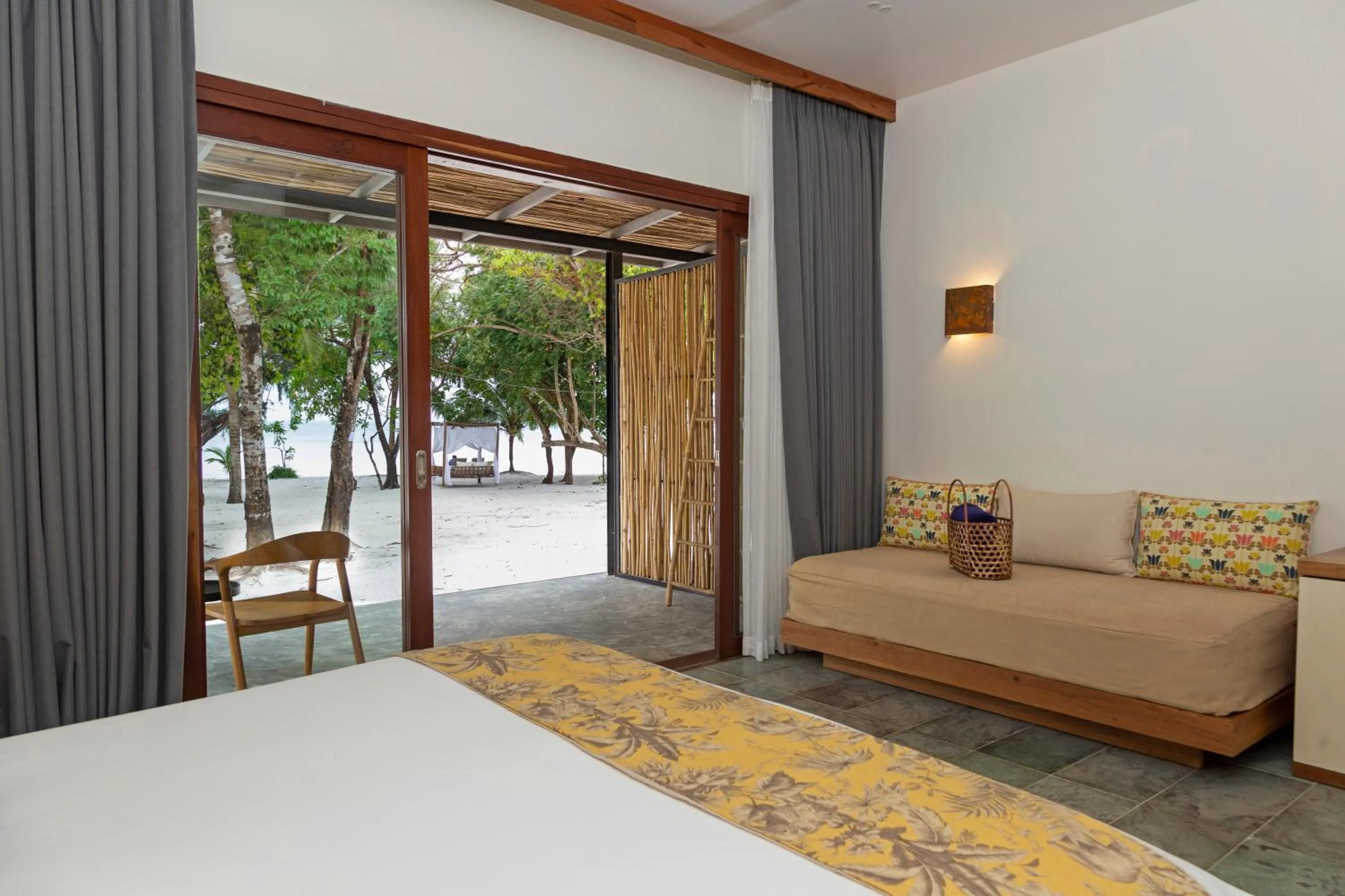 Seating area, Bed in ISLAND CENTER POINT