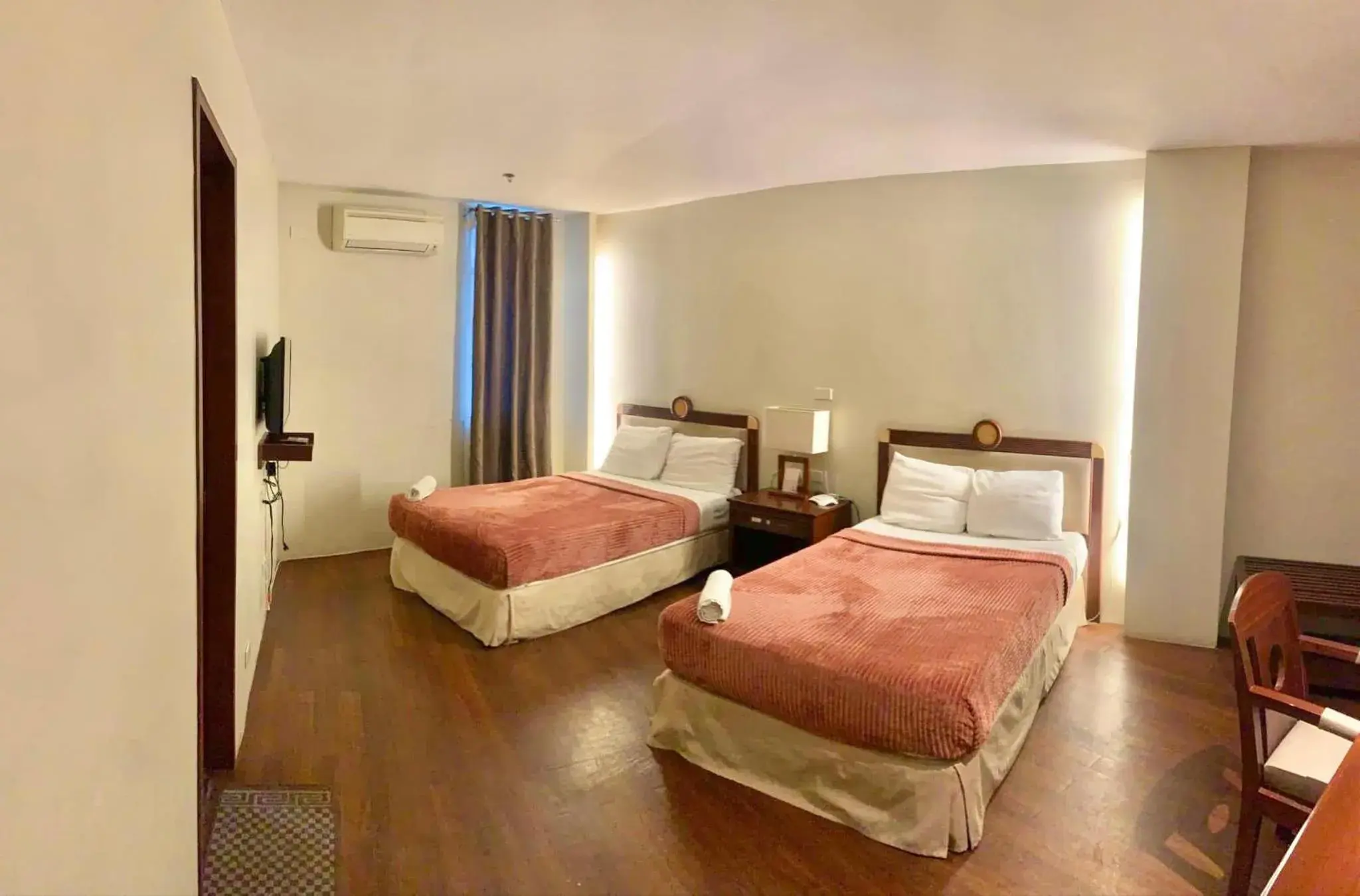 Deluxe Double or Twin Room in Cebu Century Plaza Hotel Deluxe Double or Twin Room in Cebu Century Plaza Hotel