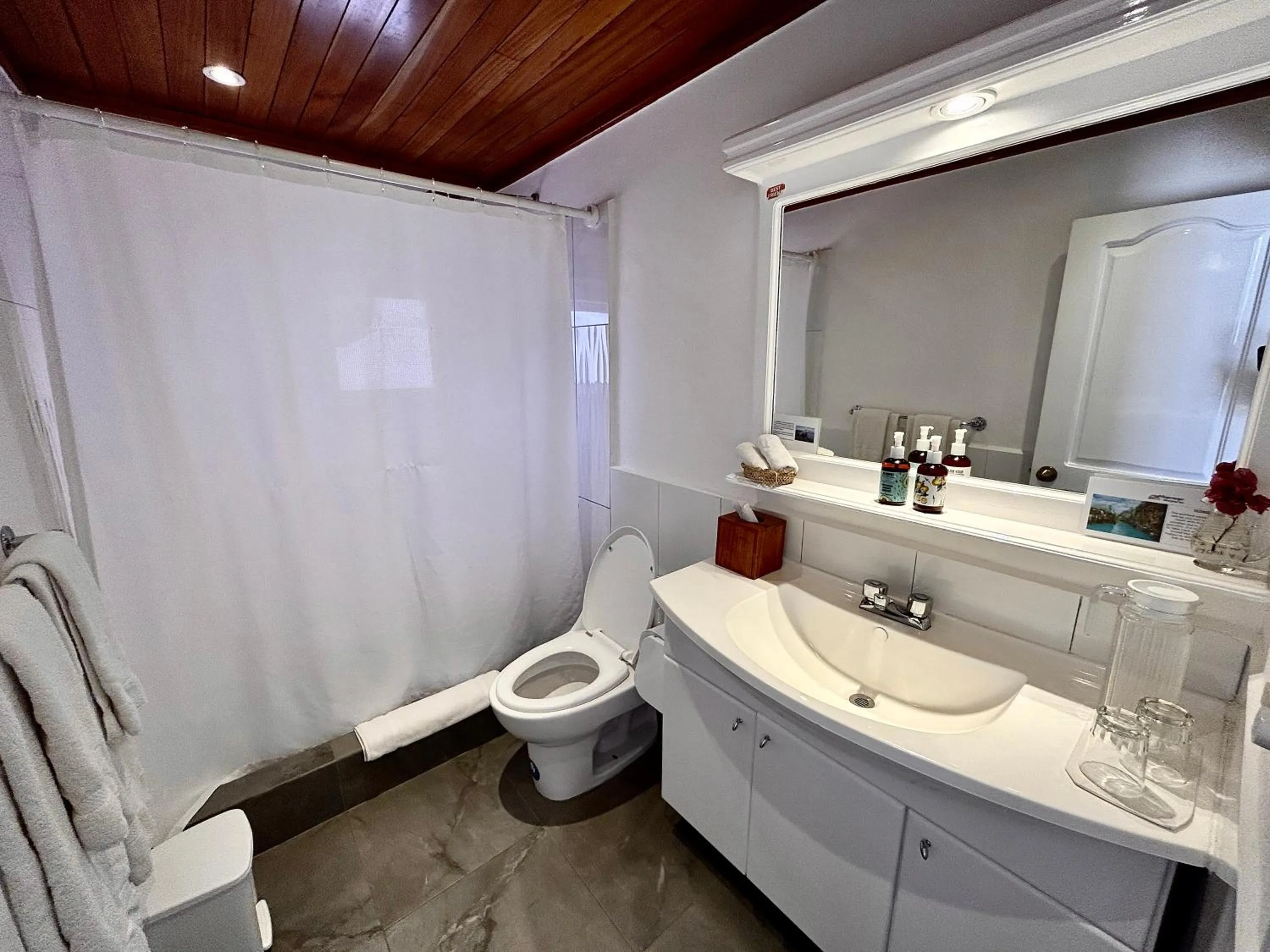 Bathroom in Hotel Angermeyer Waterfront Inn