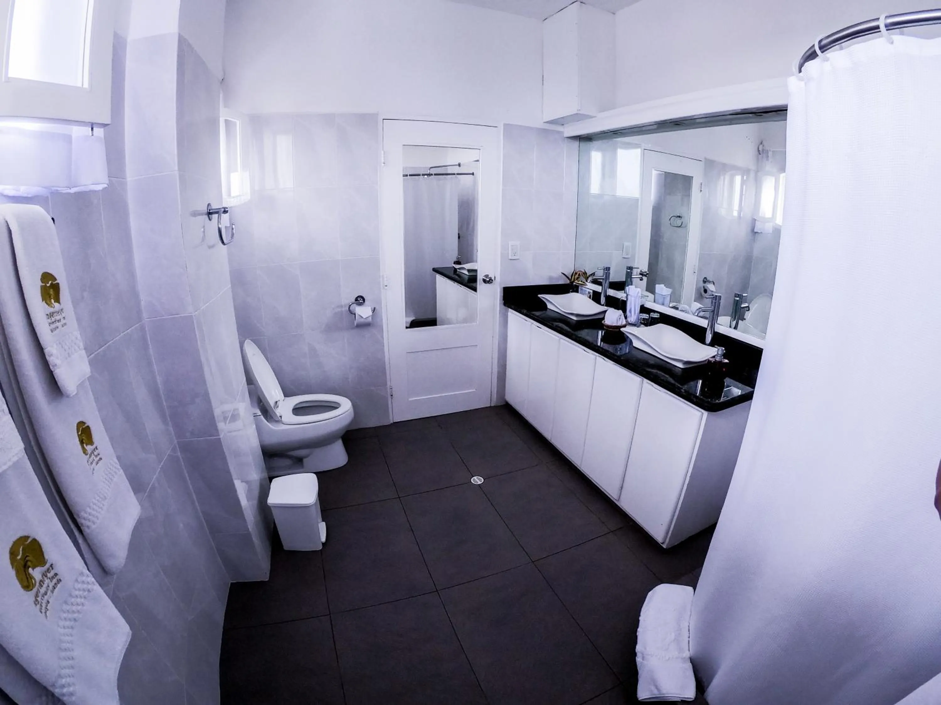 Toilet in Hotel Angermeyer Waterfront Inn