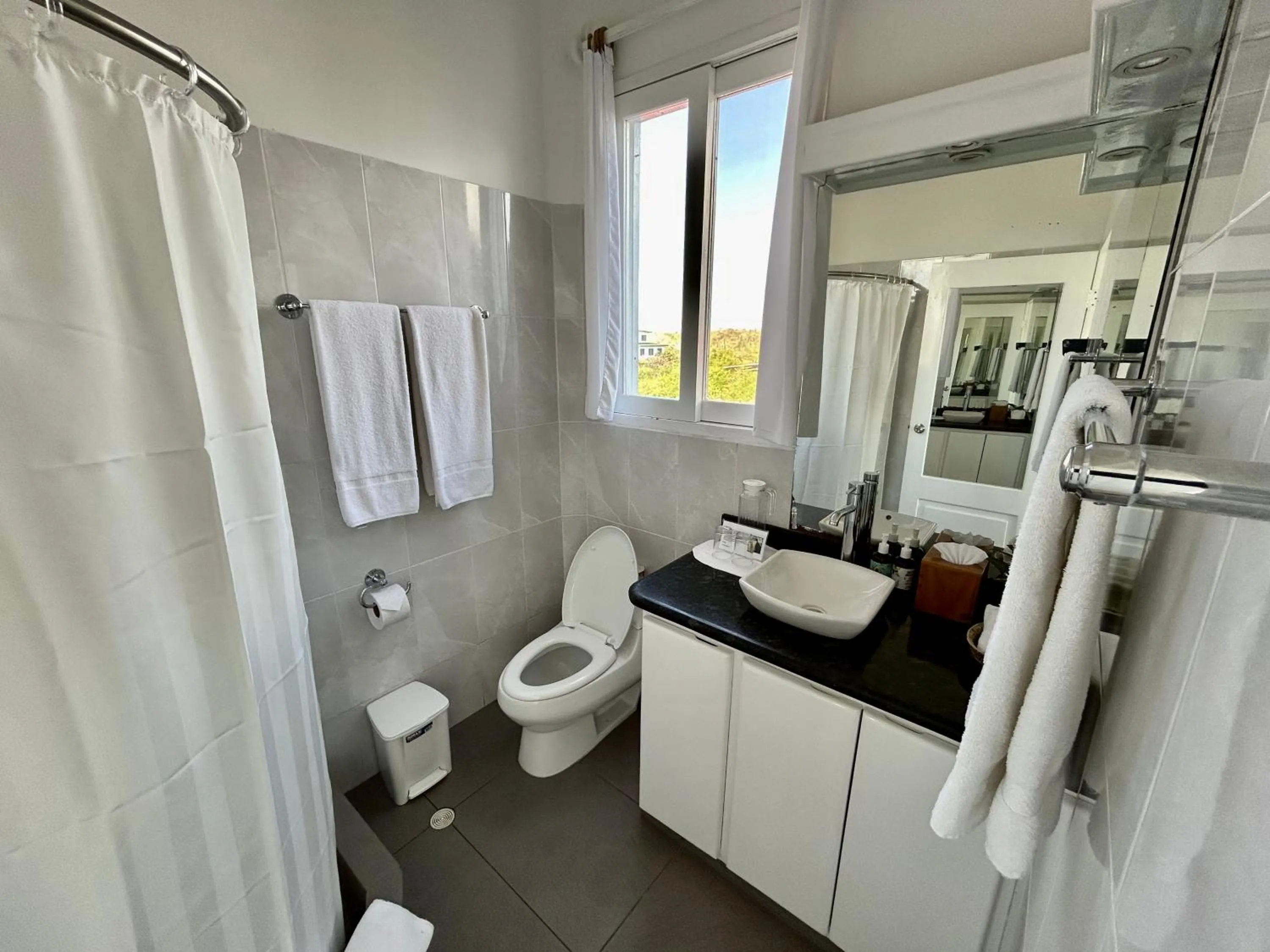 Toilet in Hotel Angermeyer Waterfront Inn