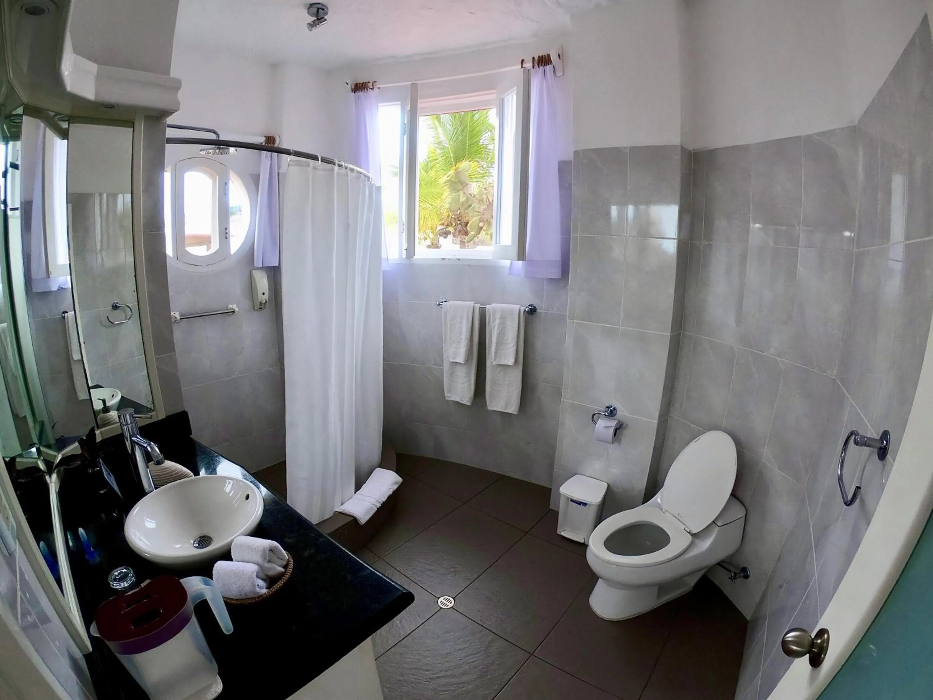 Toilet in Hotel Angermeyer Waterfront Inn