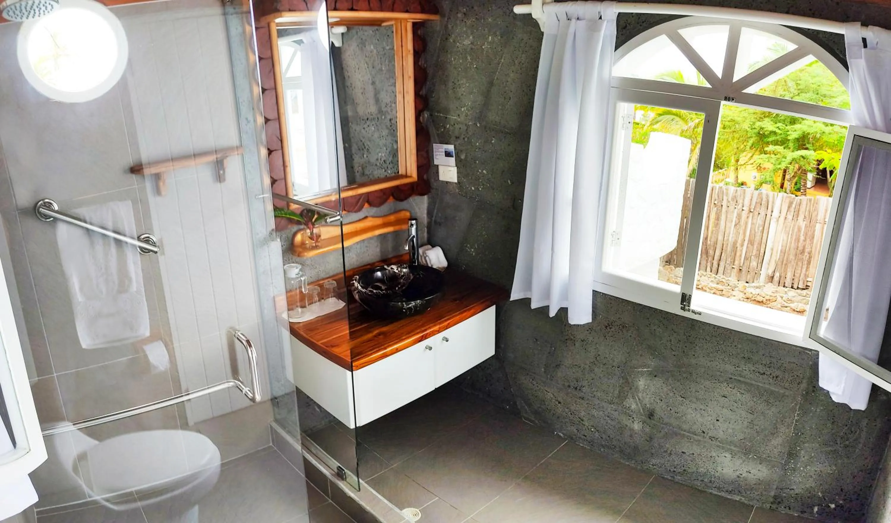 Bathroom in Hotel Angermeyer Waterfront Inn