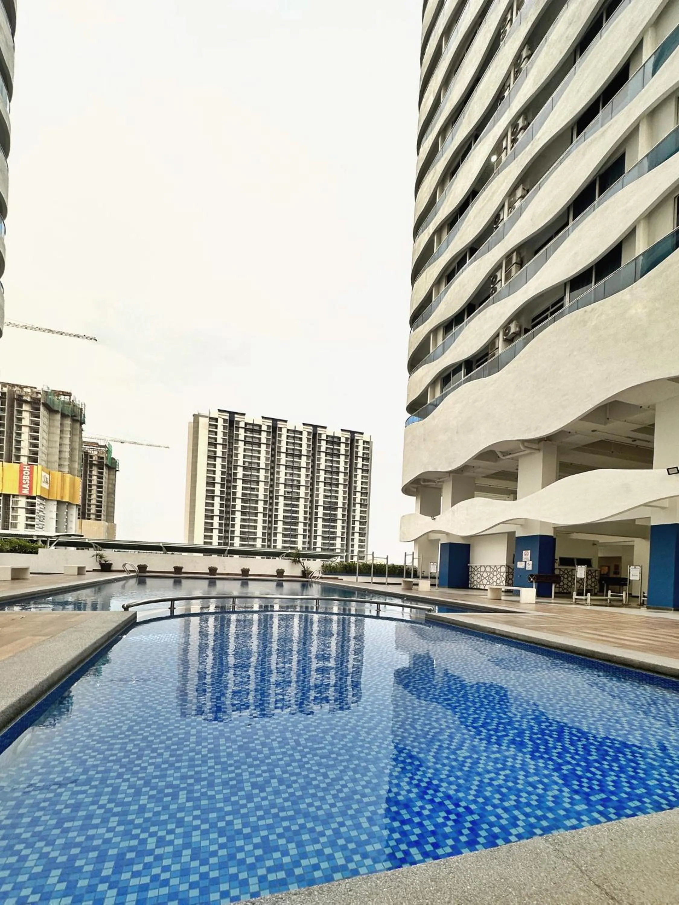 Swimming pool in Penthouse Melaka by BeWiseley
