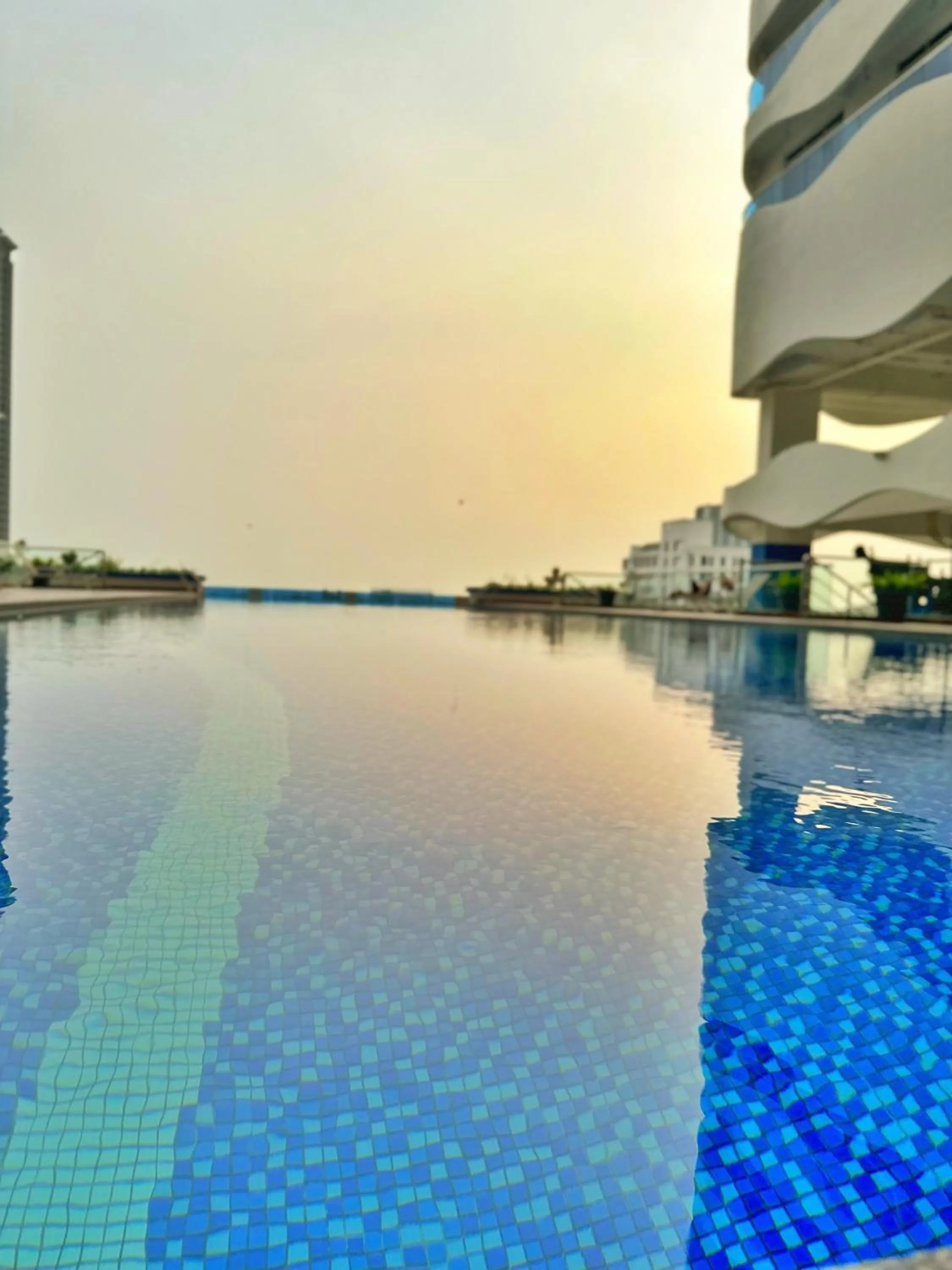 Swimming pool in Penthouse Melaka by BeWiseley