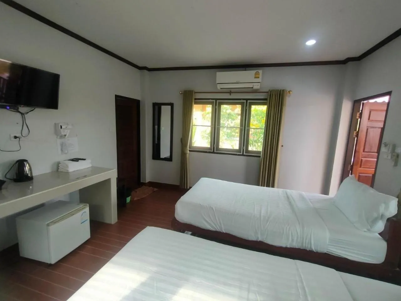 Photo of the whole room, Bed in Chatchawan Resort