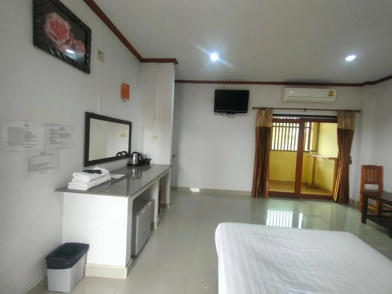 Communal lounge/ TV room, Bed in Chatchawan Resort