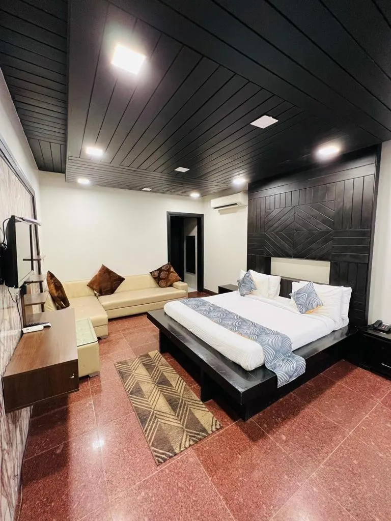 Bedroom, Bed in Namanbagh