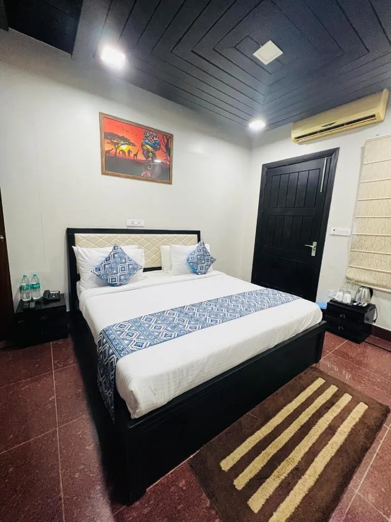 Bedroom, Bed in Namanbagh