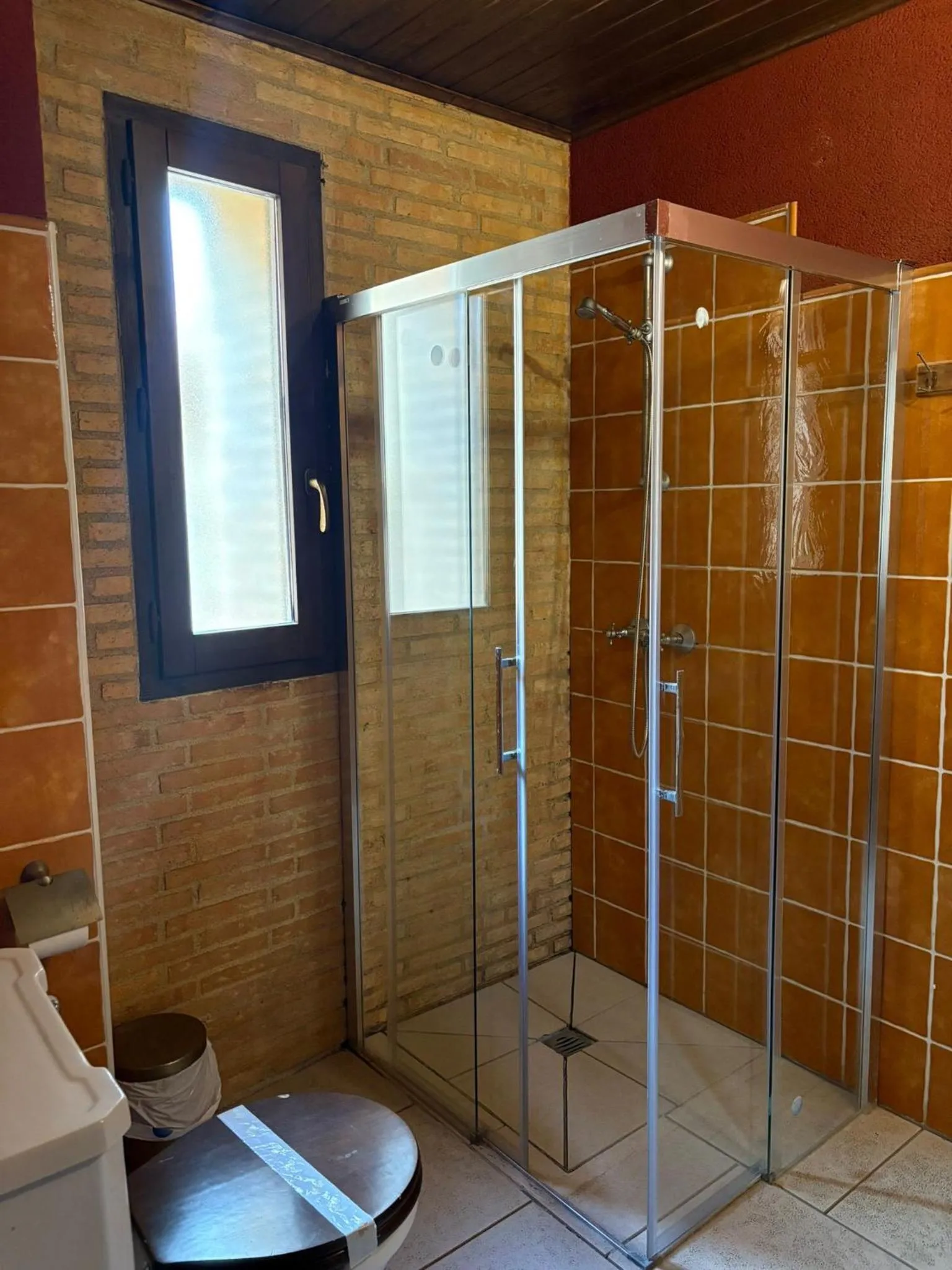 Shower in Hostal meson del rey