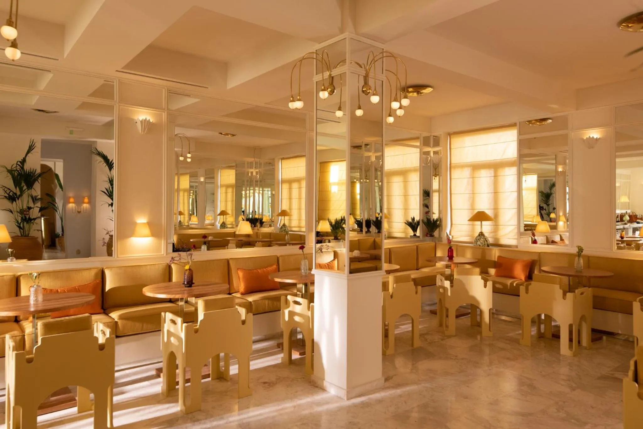 Restaurant/places to eat in Apollo Palm Hotel