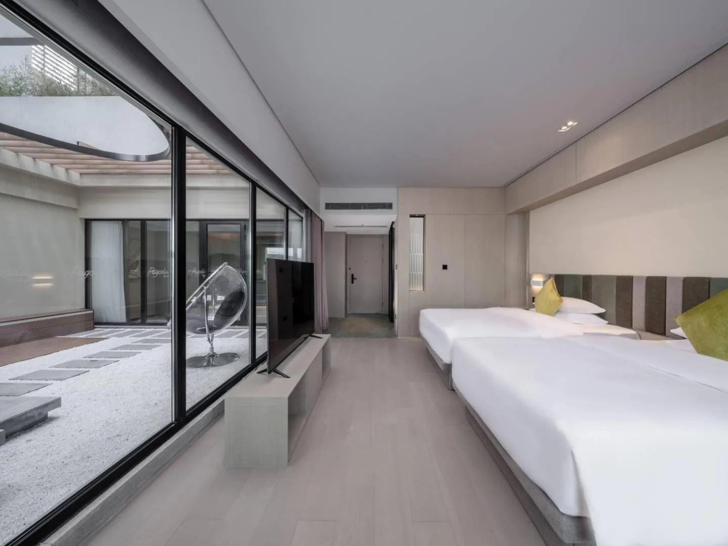 Photo of the whole room, Bed in Pagoda Hotel Chengdu Taikoo Li