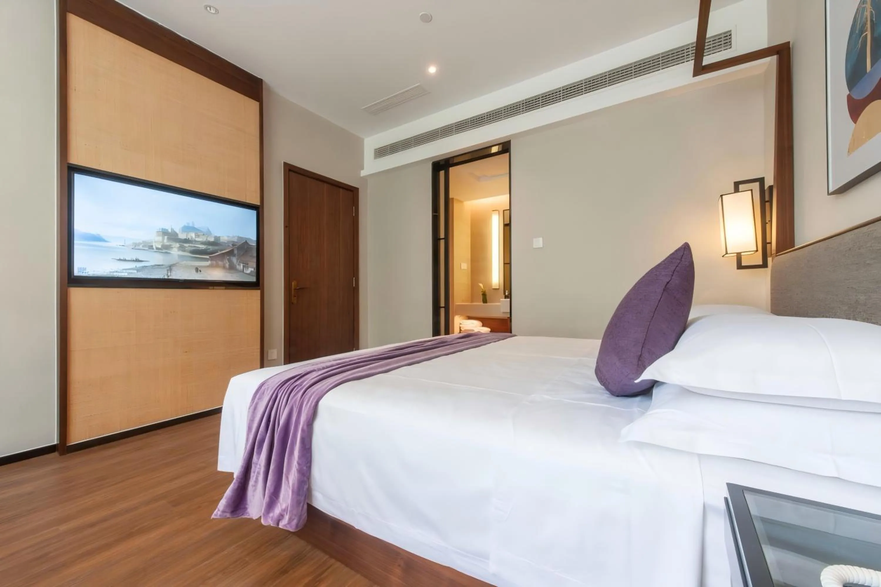 Photo of the whole room, Bed in SSAW Boutique Hotel Shanghai Huangpu River