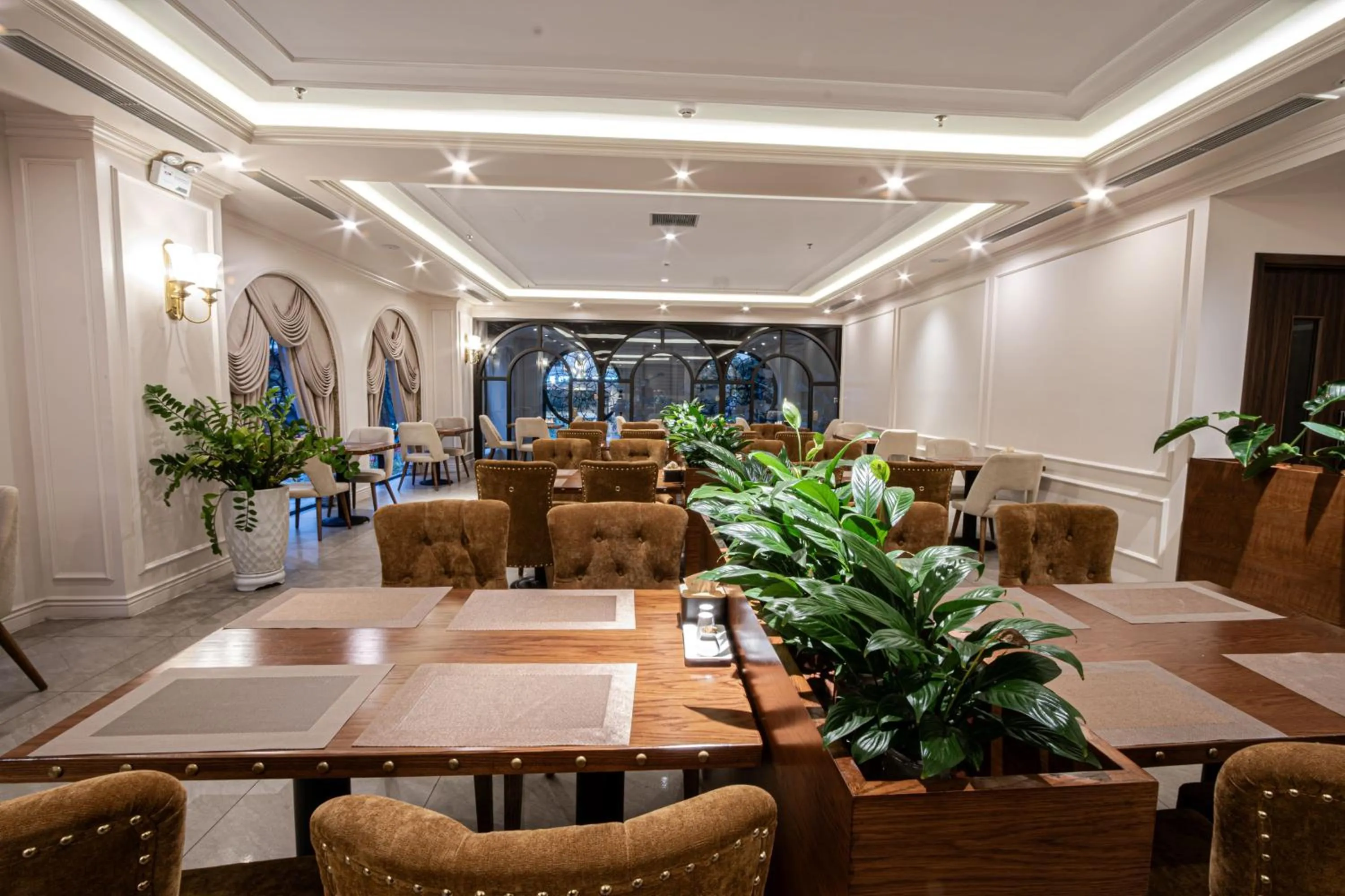 Restaurant/places to eat in Ostara Hotel & Apartment