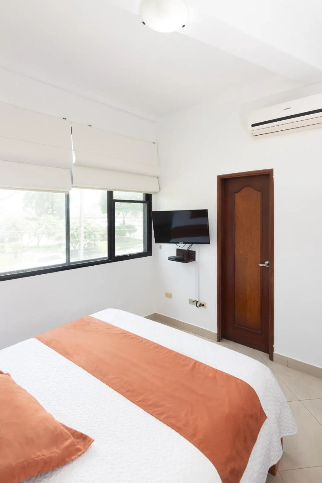 Bed in Hotel Castell - Cerca Del Aeropuerto