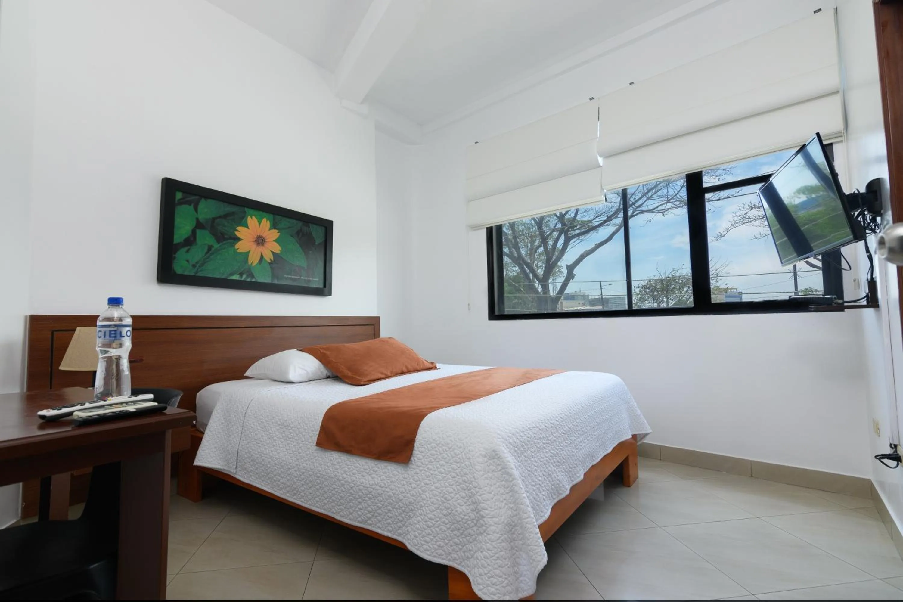 Bed in Hotel Castell - Cerca Del Aeropuerto