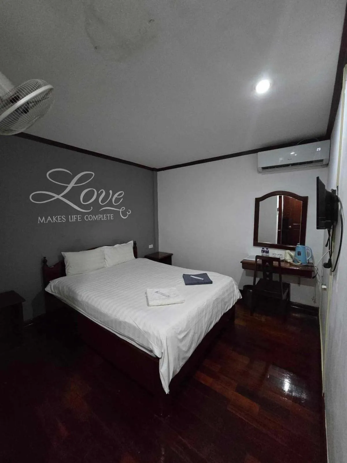 Communal lounge/ TV room, Bed in DaViKa Hotel