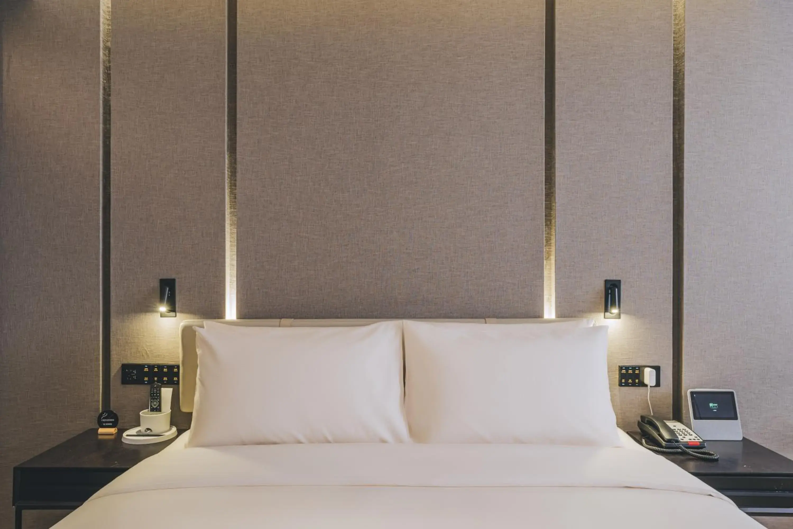 Elegant King Room - single occupancy in Shanghai Atour Hotel On The Bund- People Square-FreeMini Bar and Free Night Snacks Elegant King Room - single occupancy in Shanghai Atour Hotel On The Bund- People Square-FreeMini Bar and Free Night Snacks