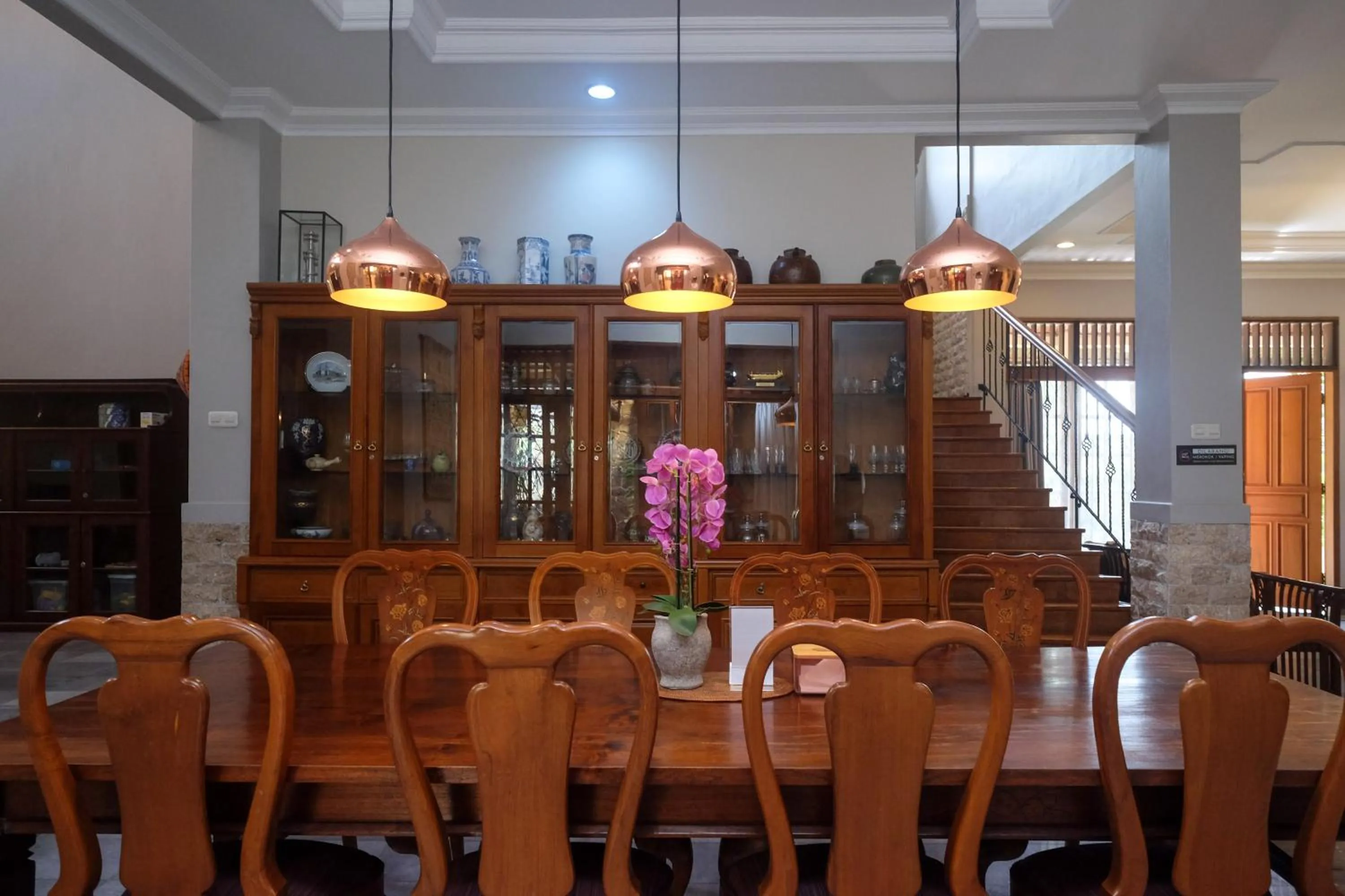 Dining area in SAREH VILLA by The Lavana