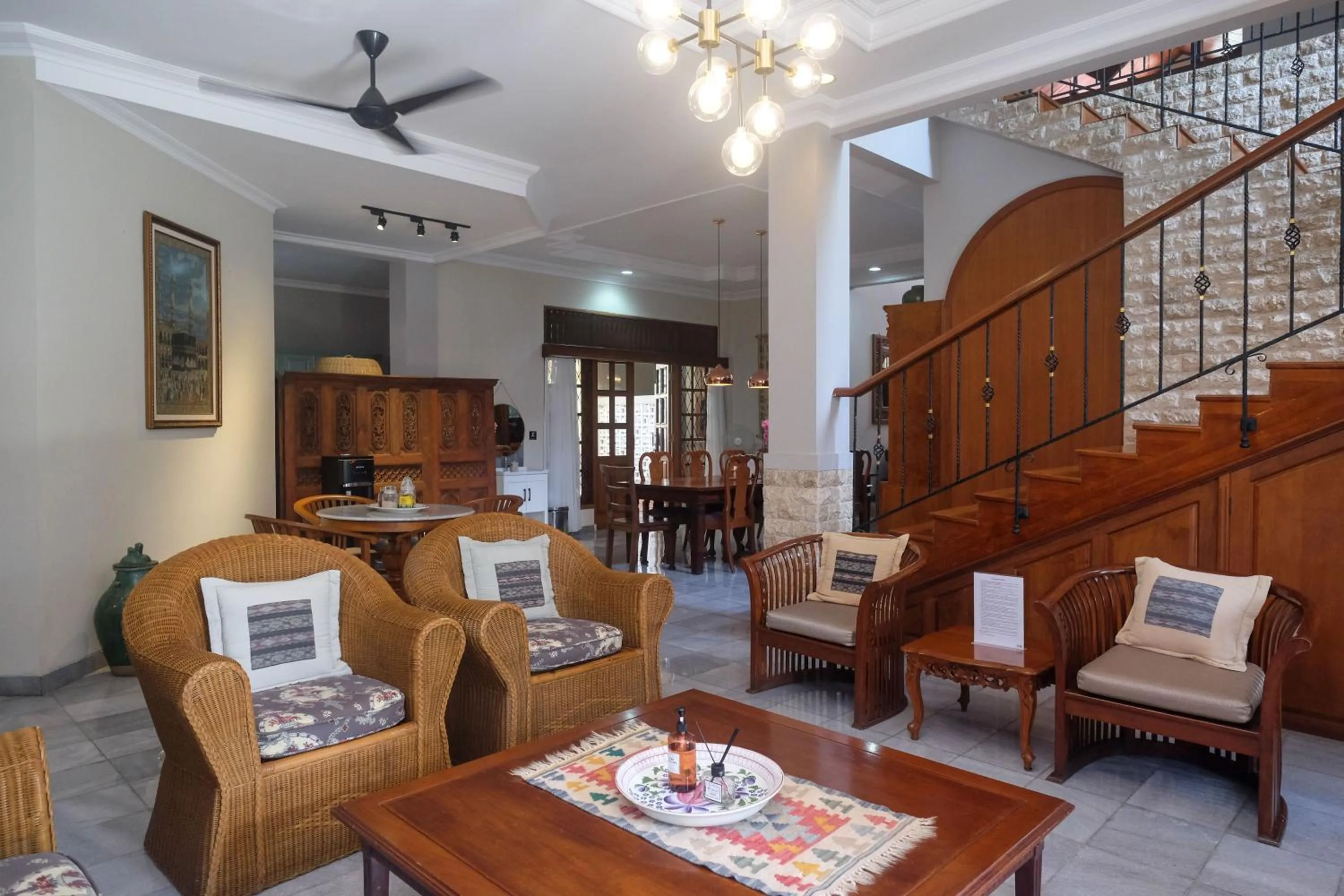 Living room in SAREH VILLA by The Lavana