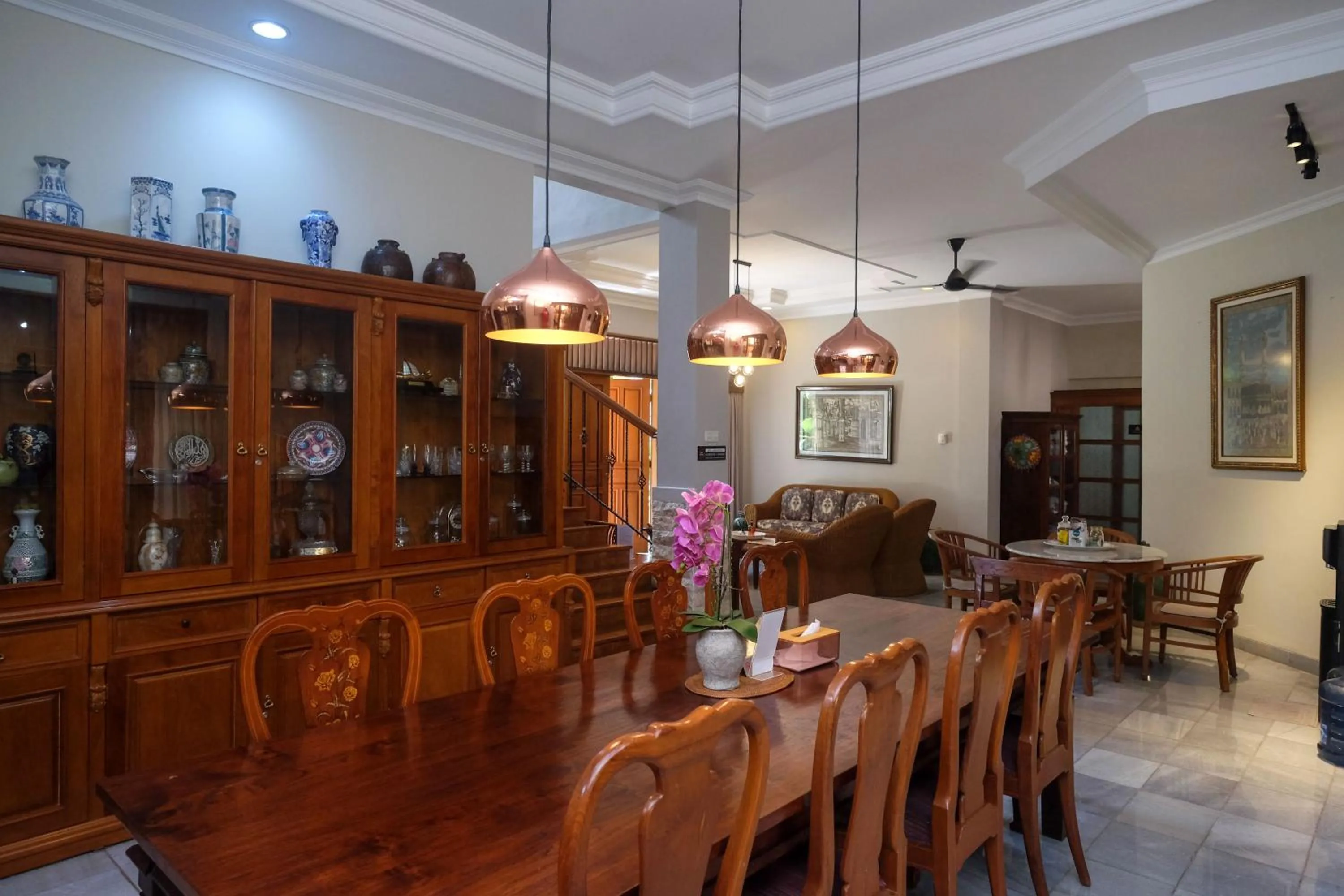 Dining area in SAREH VILLA by The Lavana