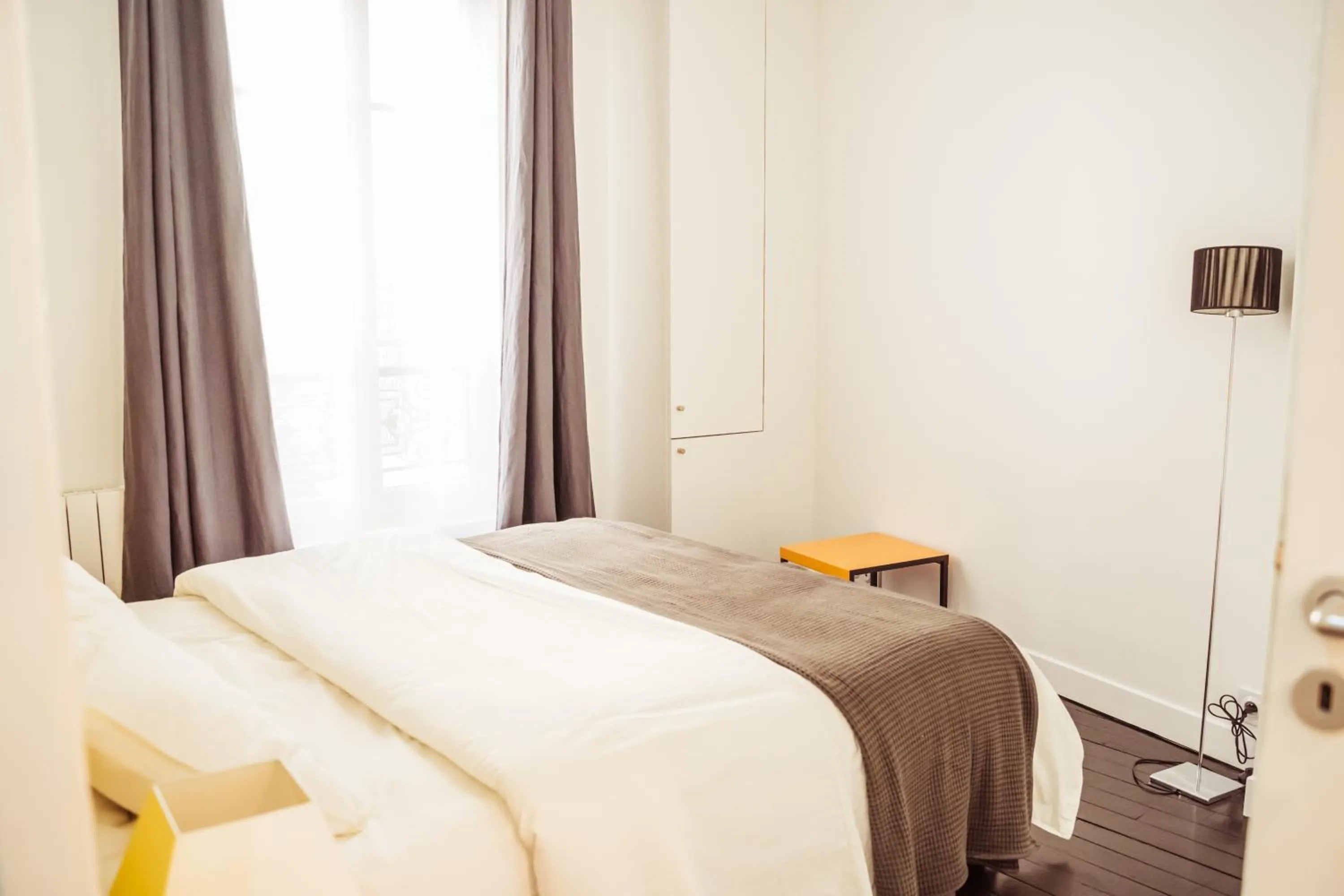 Bed in Newly Remodeled 2Bed APT with Elevator - Mobility Lease for Students and Work ONLY- Minimum 30 night stays