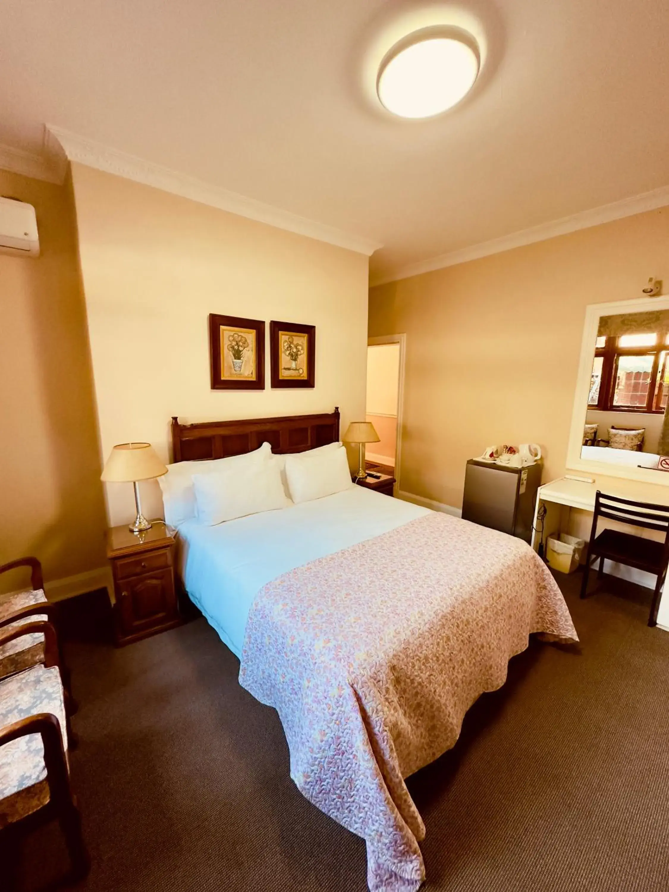 Deluxe Queen Room - single occupancy in Ridgeview Lodge Deluxe Queen Room - single occupancy in Ridgeview Lodge