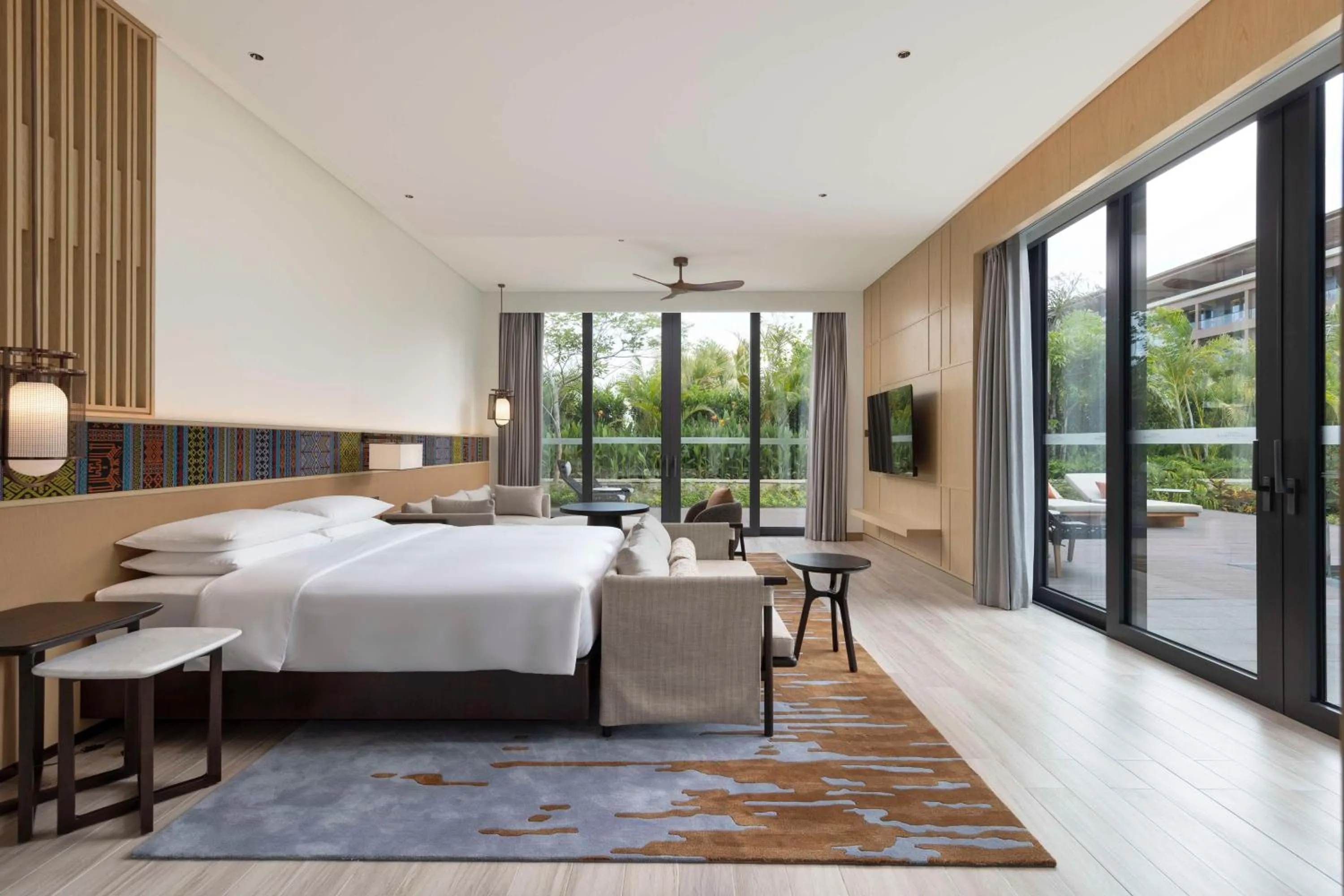 Photo of the whole room, Bed in Hyatt Regency Sanya Tianli Bay