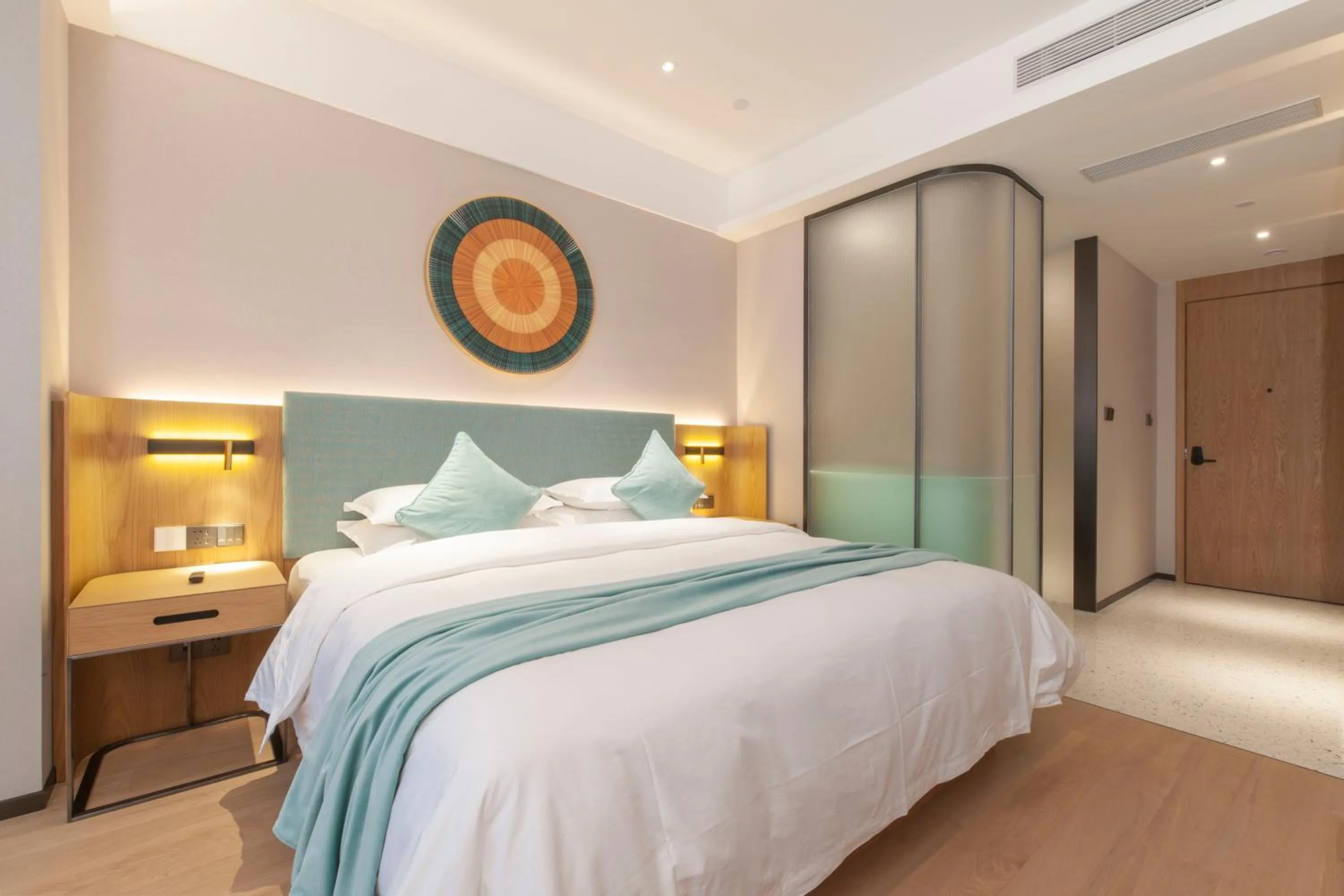 Photo of the whole room, Bed in SSAW Boutique Hotel ZHIJIANG IMPRESSION