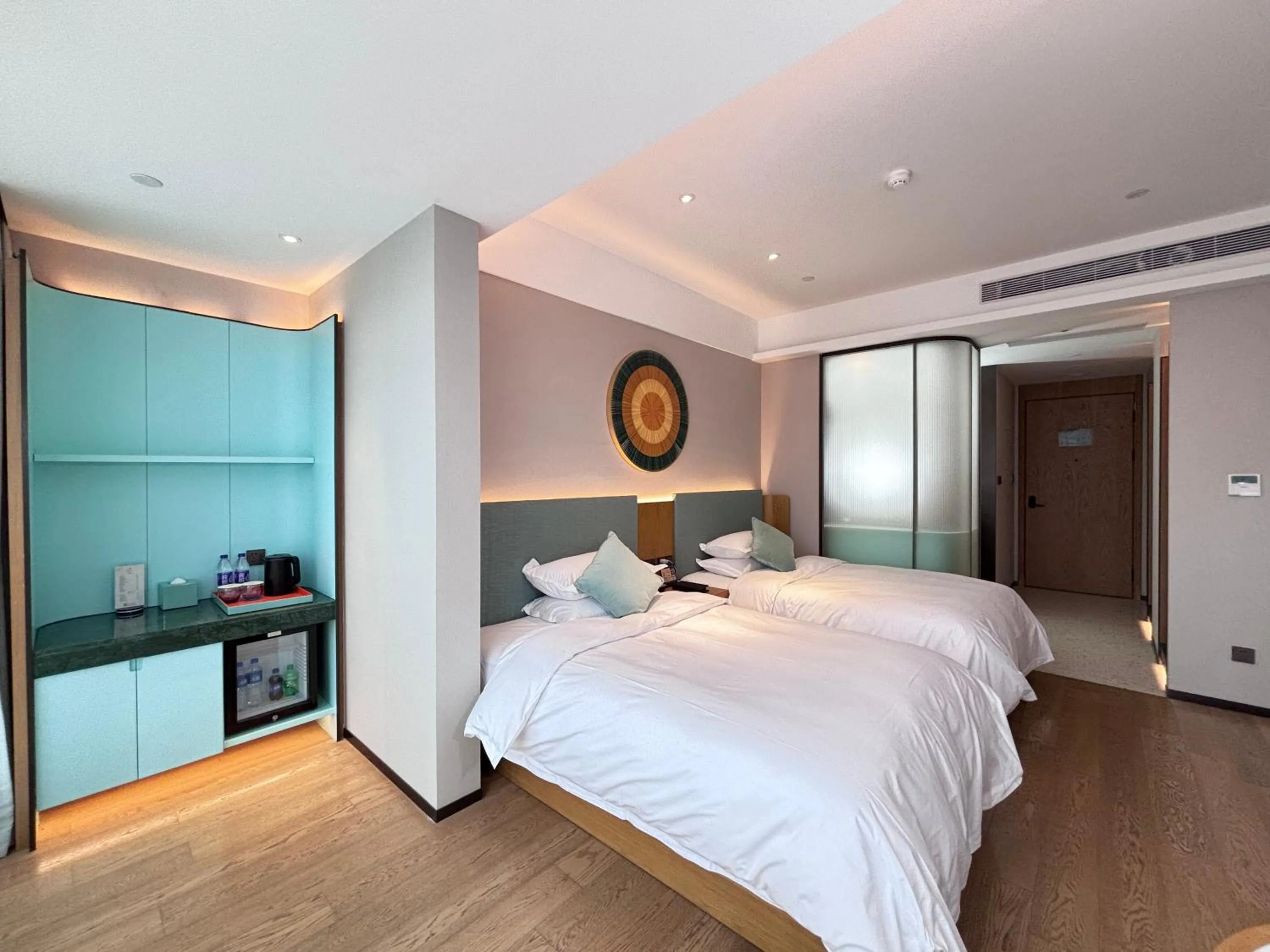 Photo of the whole room, Bed in SSAW Boutique Hotel ZHIJIANG IMPRESSION